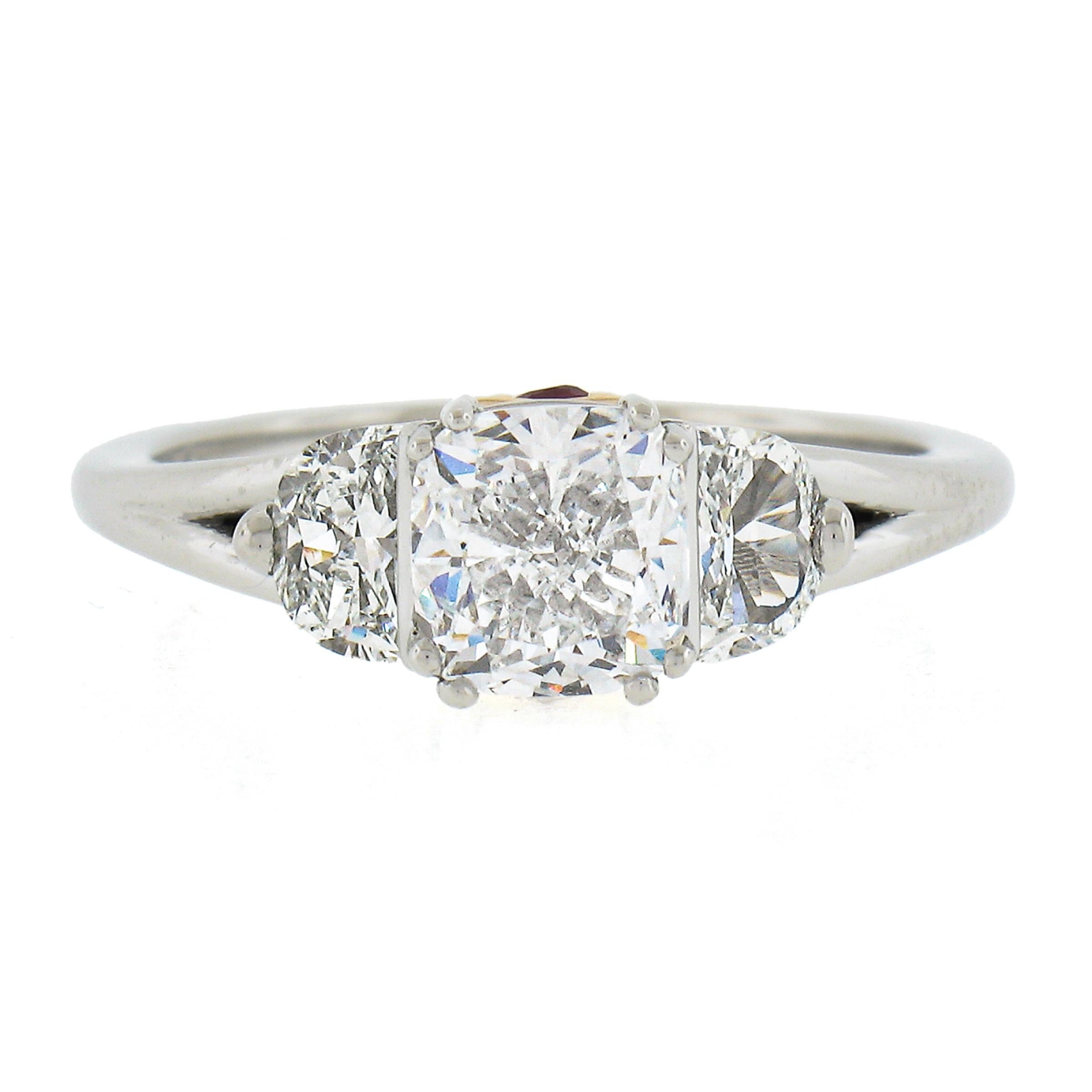 Bague de fiançailles solitaire en or et platine 1,63 carat avec diamants taille coussin et demi-lune certifiés GIA