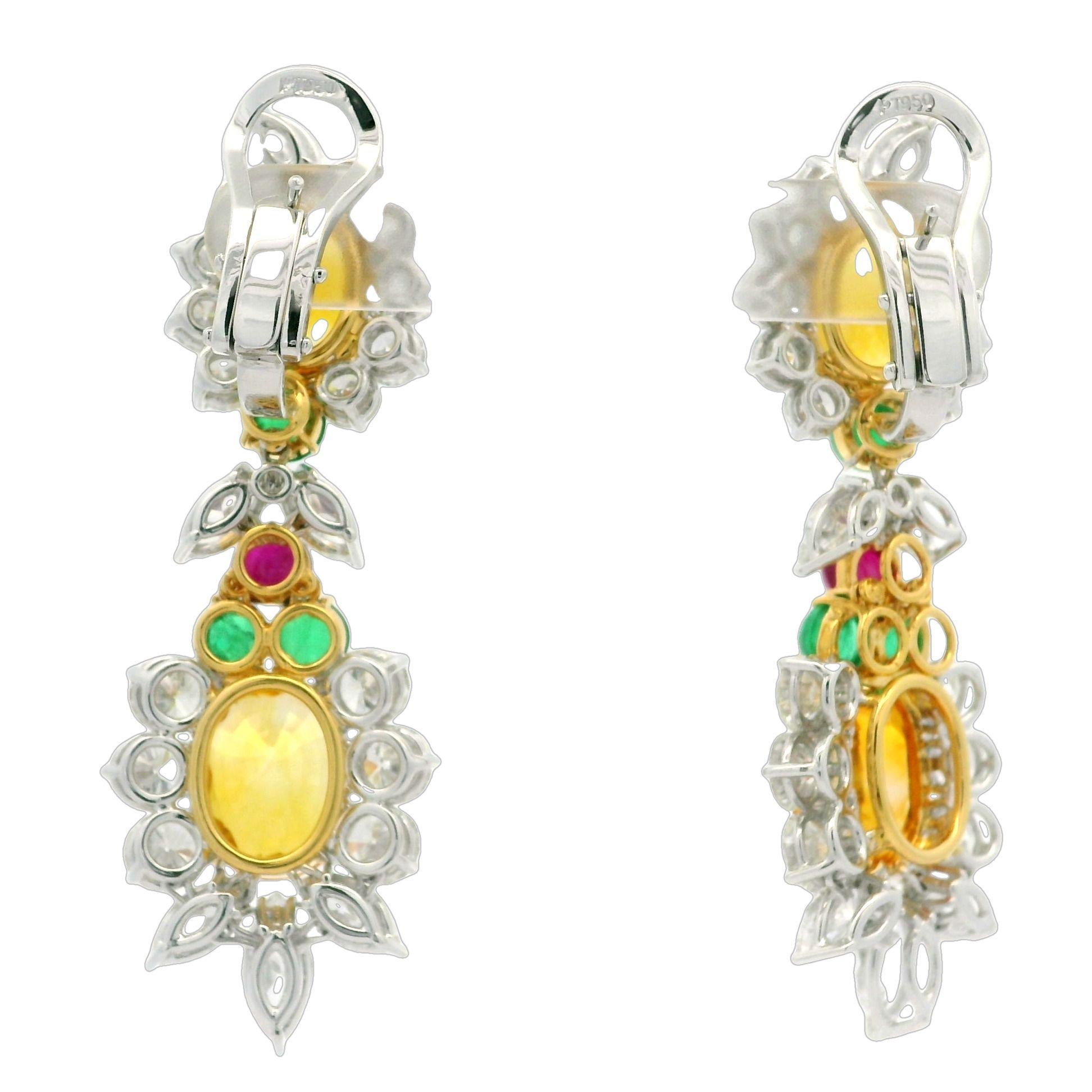 Taille ovale Pendants d'oreilles en platine et or 35,09 carats, certifiés GIA, saphir, émeraude, rubis et diamant en vente
