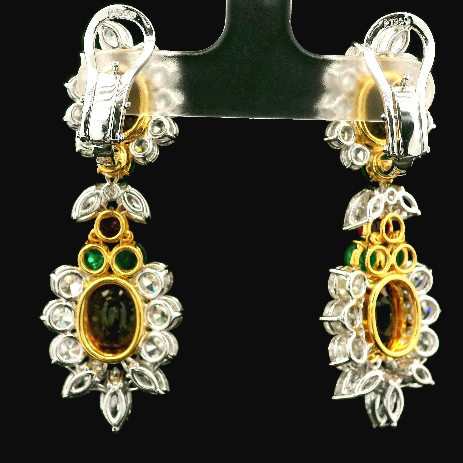 Pendants d'oreilles en platine et or 35,09 carats, certifiés GIA, saphir, émeraude, rubis et diamant Pour femmes en vente