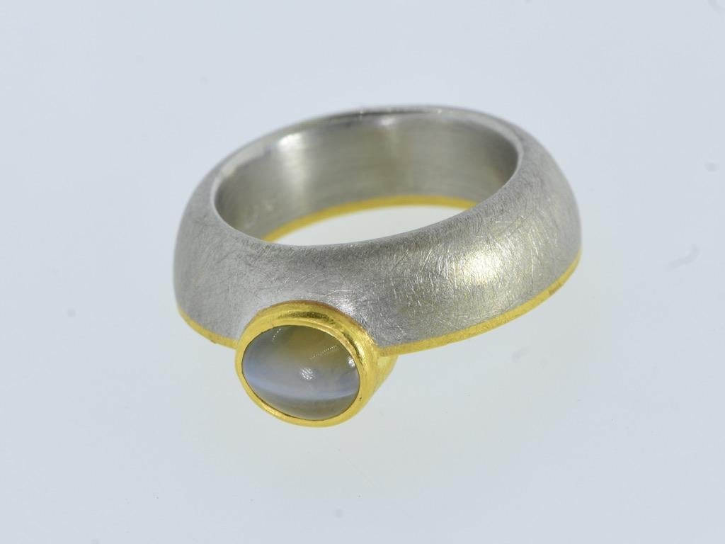Platinum, Gold and fine Cat's Eye Chrysoberyl Vintage Ring by Michael Zobel 1997 For Sale 5