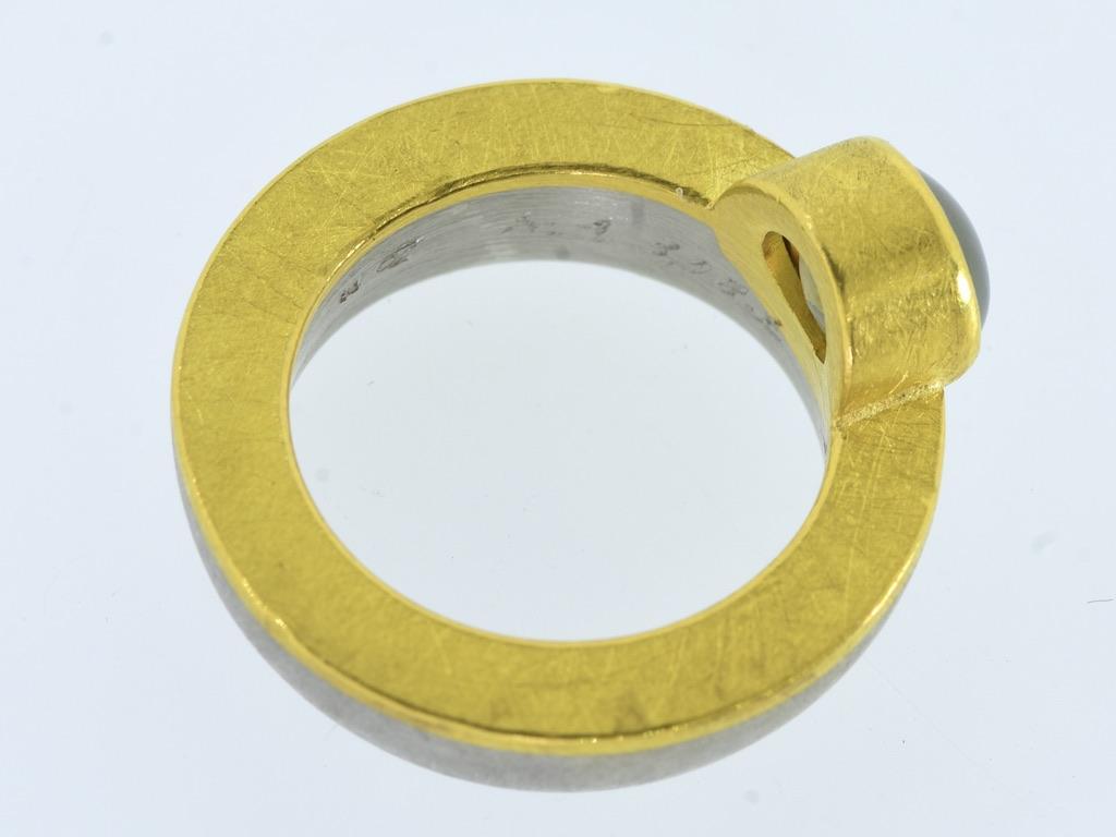 Platinum, Gold and fine Cat's Eye Chrysoberyl Vintage Ring by Michael Zobel 1997 For Sale 3