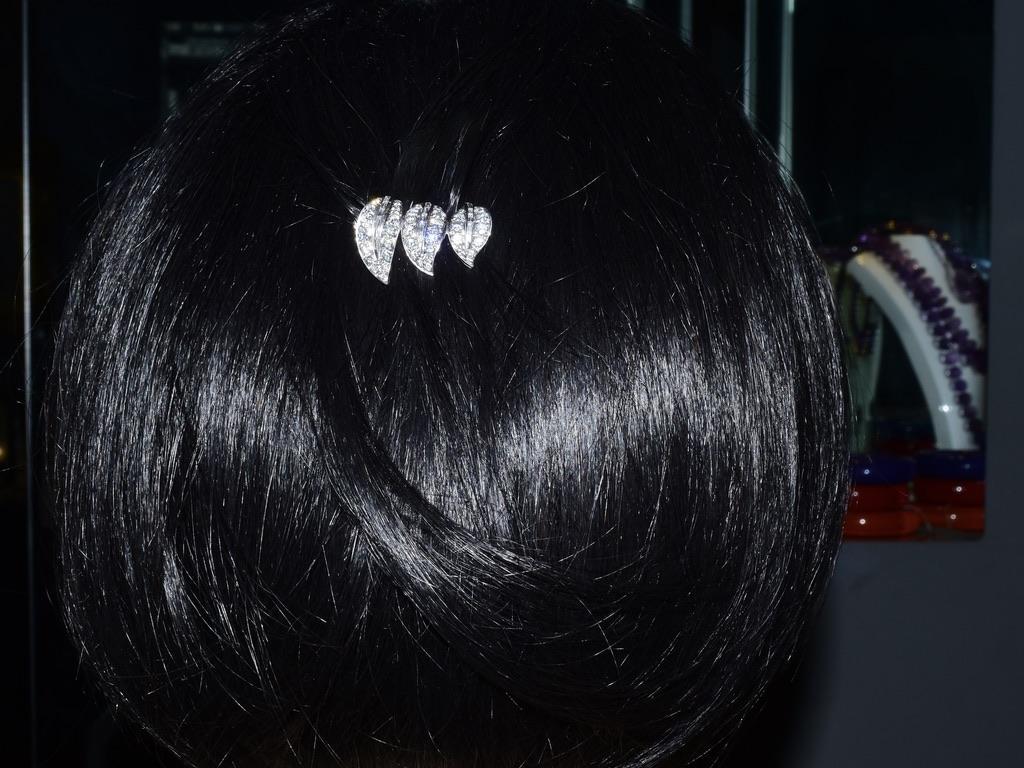 Platine, or et diamant fin à trois feuilles  Barrette vintage à motifs cheveux en vente 2