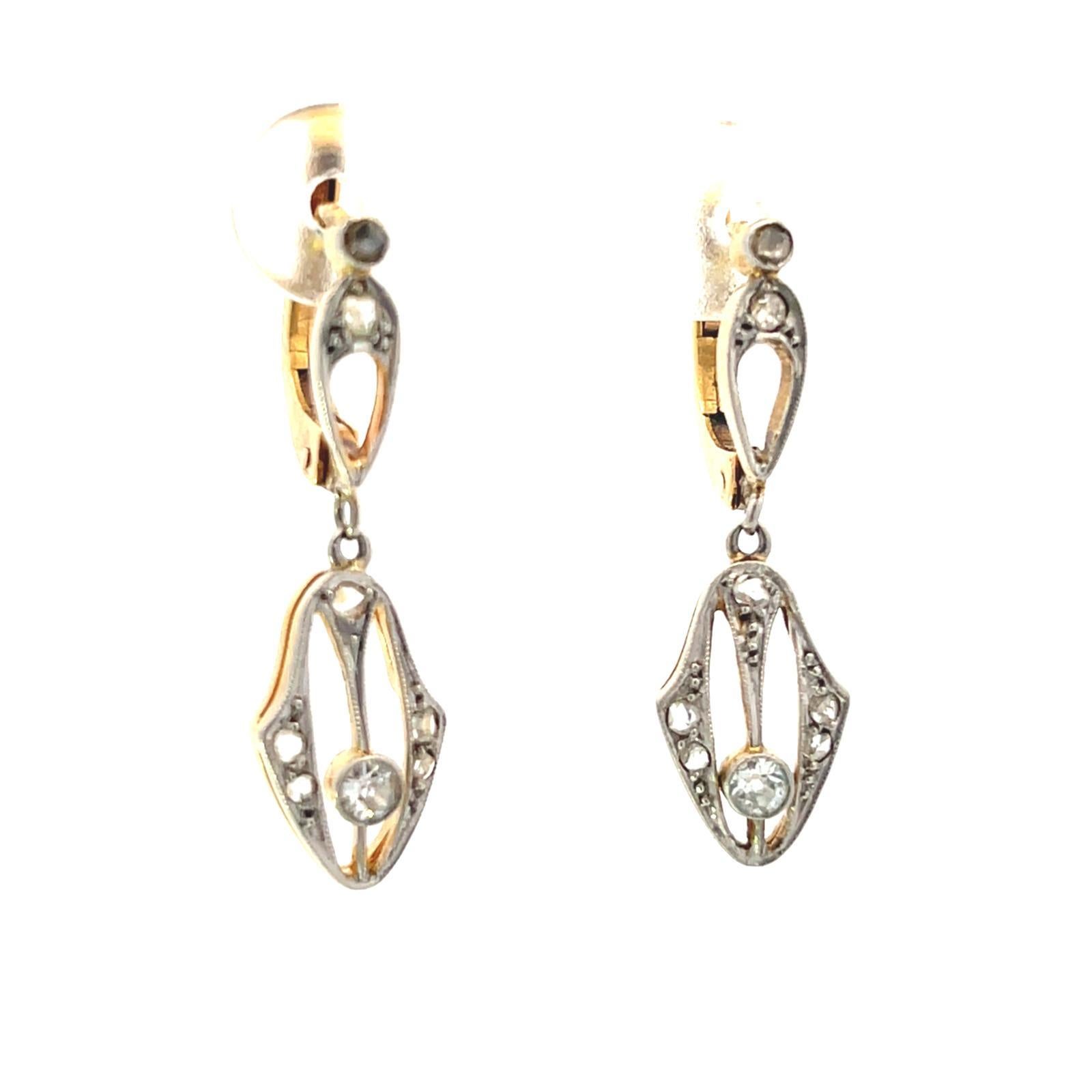 Boucles d'oreilles Art déco en or platine avec diamants en pampille en vente 1
