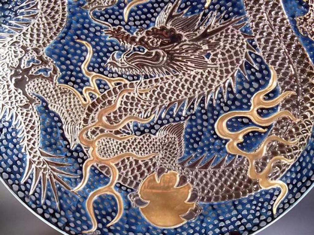Japanische zeitgenössische japanische Porzellanvase aus Platin in Gold und Blau von  Meisterkünstler (Handbemalt) im Angebot