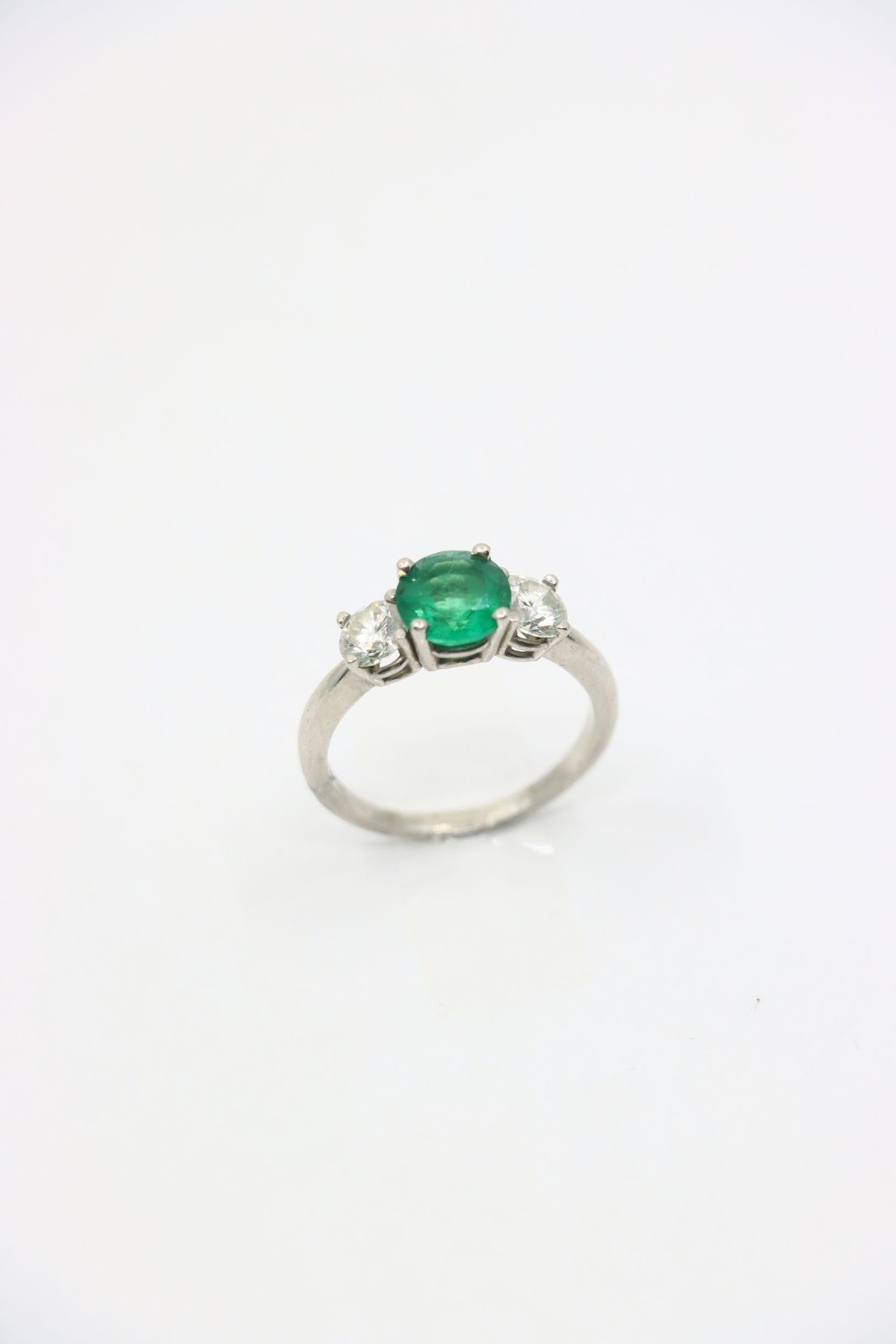 Bague en platine, or, émeraude et diamant en vente 7