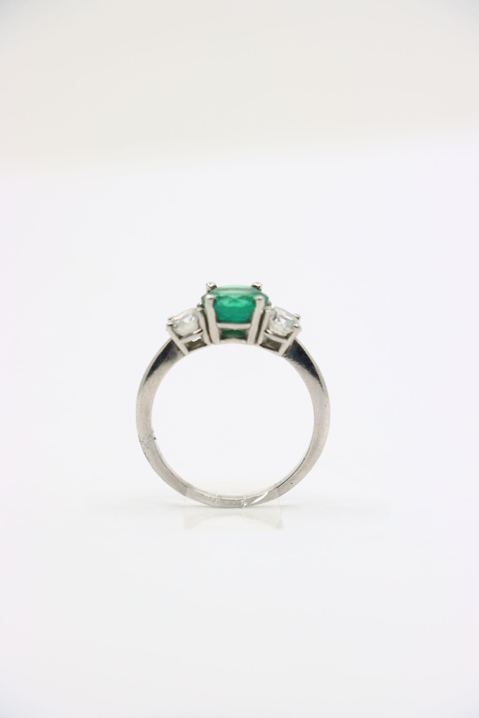Bague en platine, or, émeraude et diamant en vente 8