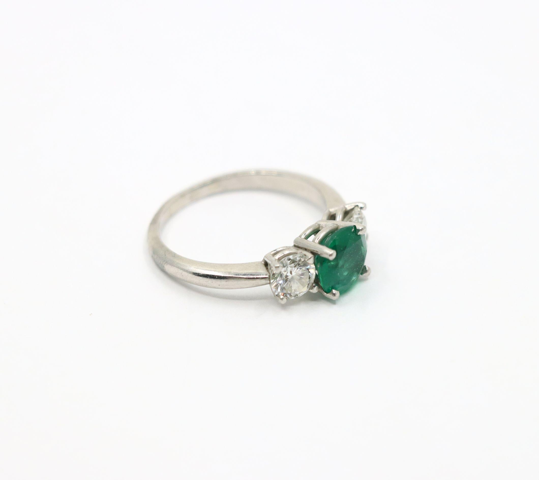 Bague en platine, or, émeraude et diamant en vente 9
