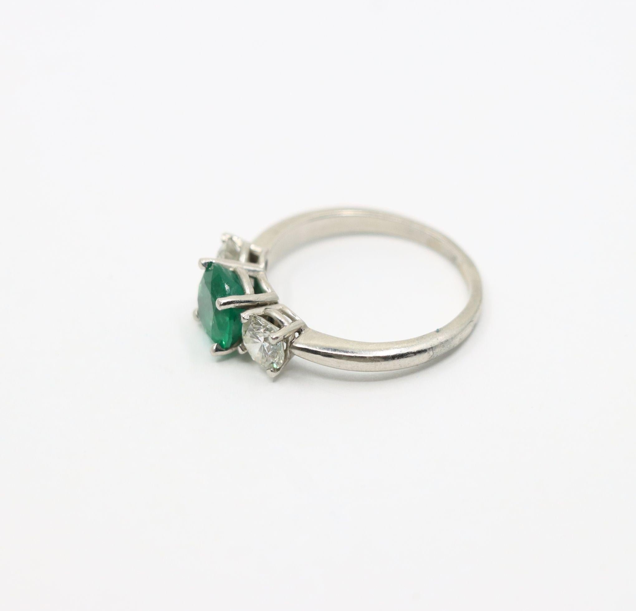 Taille émeraude Bague en platine, or, émeraude et diamant en vente