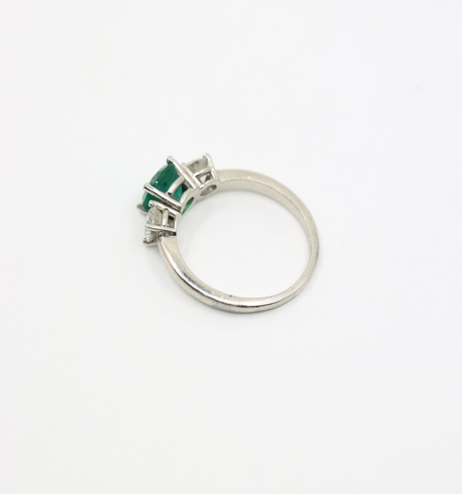 Bague en platine, or, émeraude et diamant Bon état - En vente à Flushing, NY