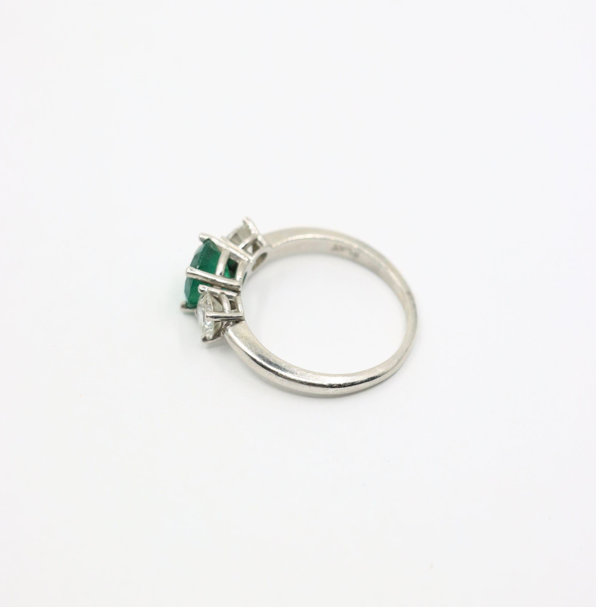 Bague en platine, or, émeraude et diamant en vente 1