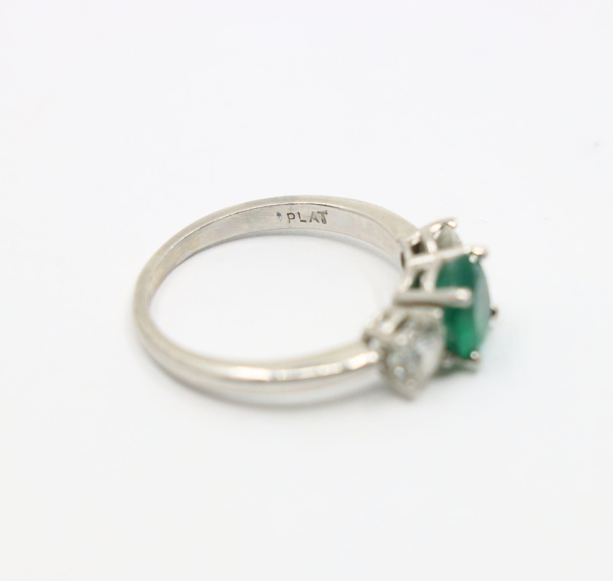 Bague en platine, or, émeraude et diamant en vente 2