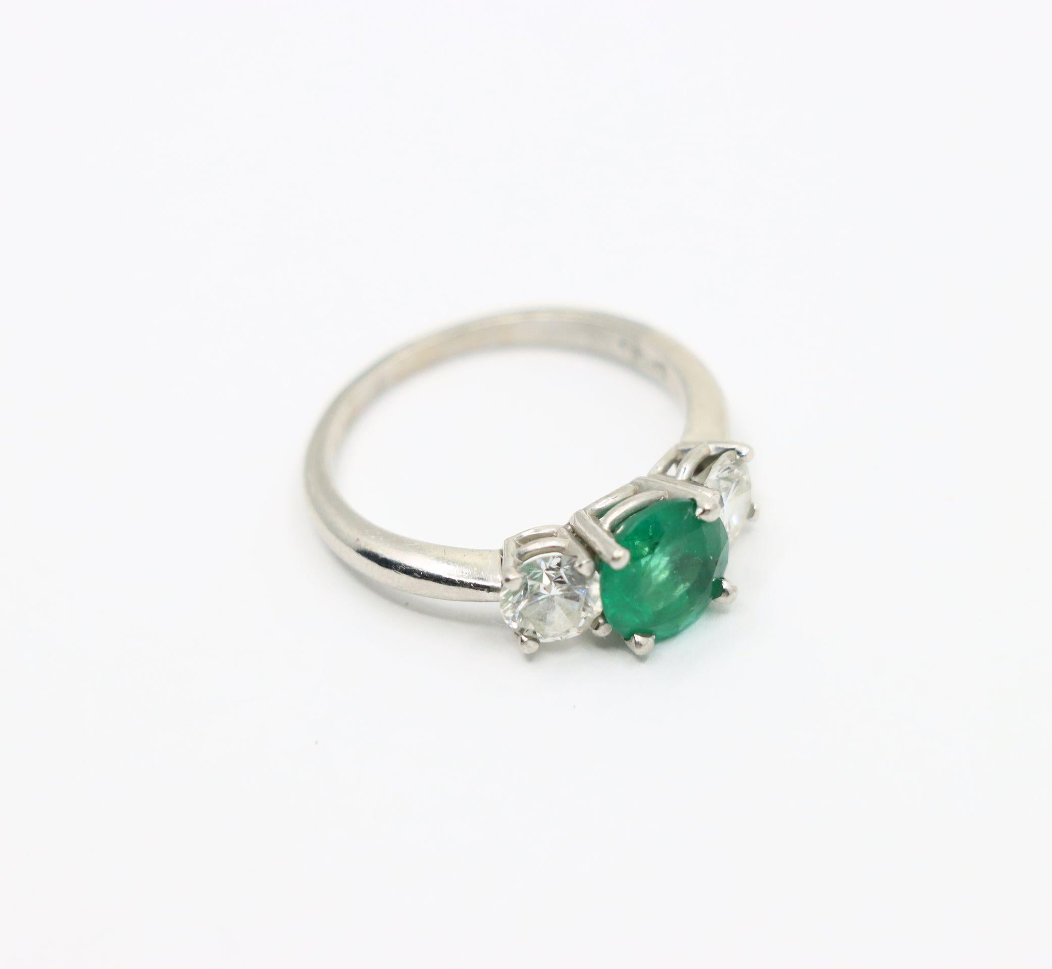 Bague en platine, or, émeraude et diamant en vente 3