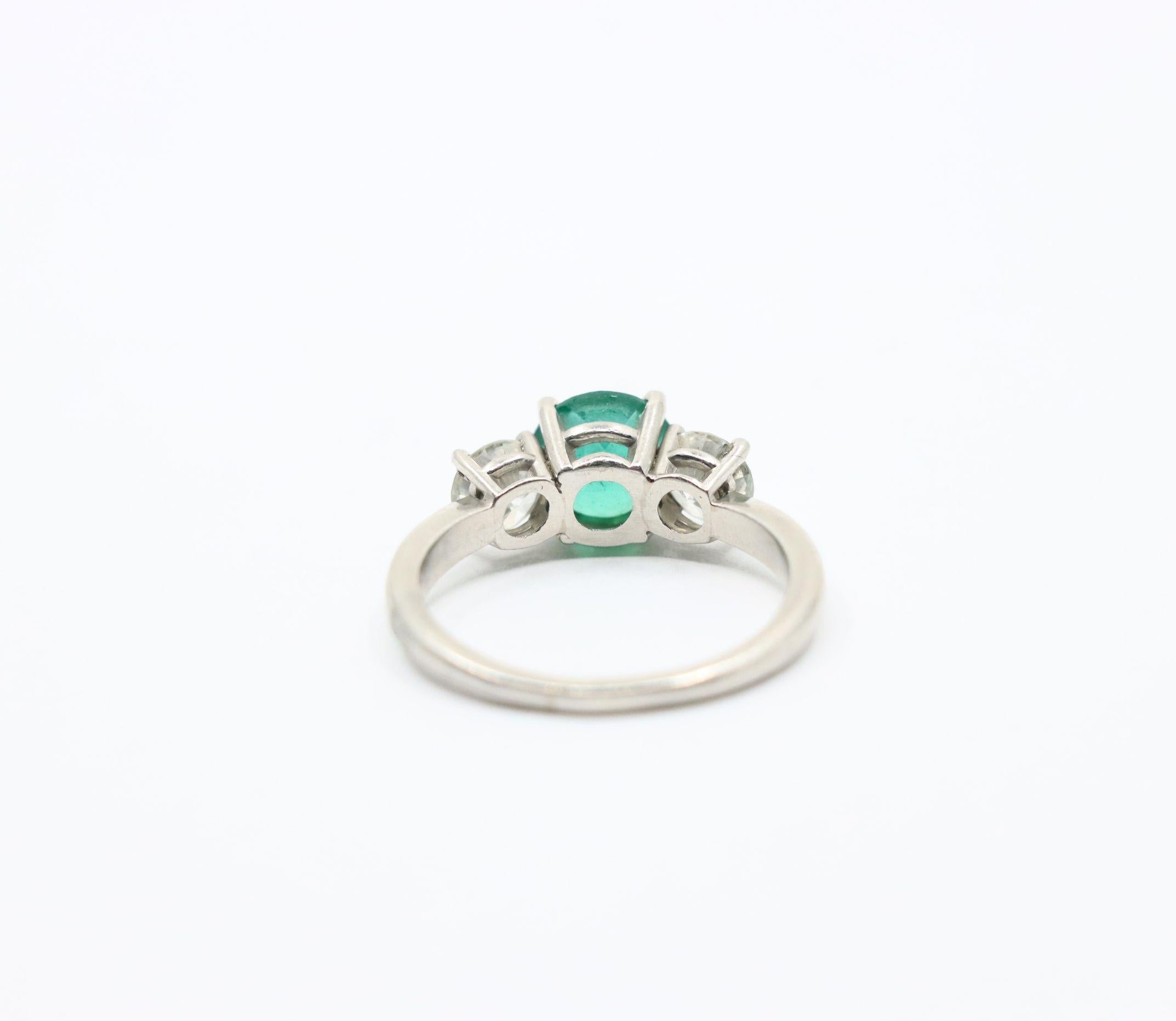 Bague en platine, or, émeraude et diamant en vente 4
