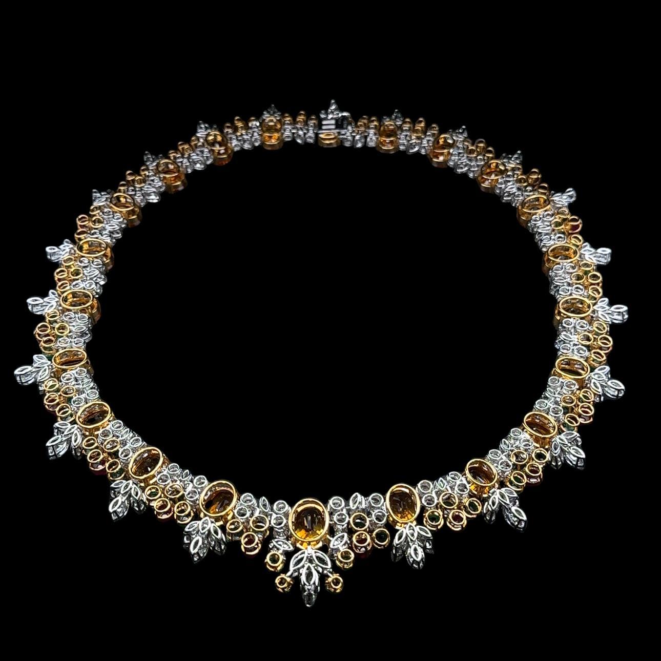 Collana in platino e oro GIA 169,84ctw con zaffiro, smeraldo, rubino e diamanti in vendita 6