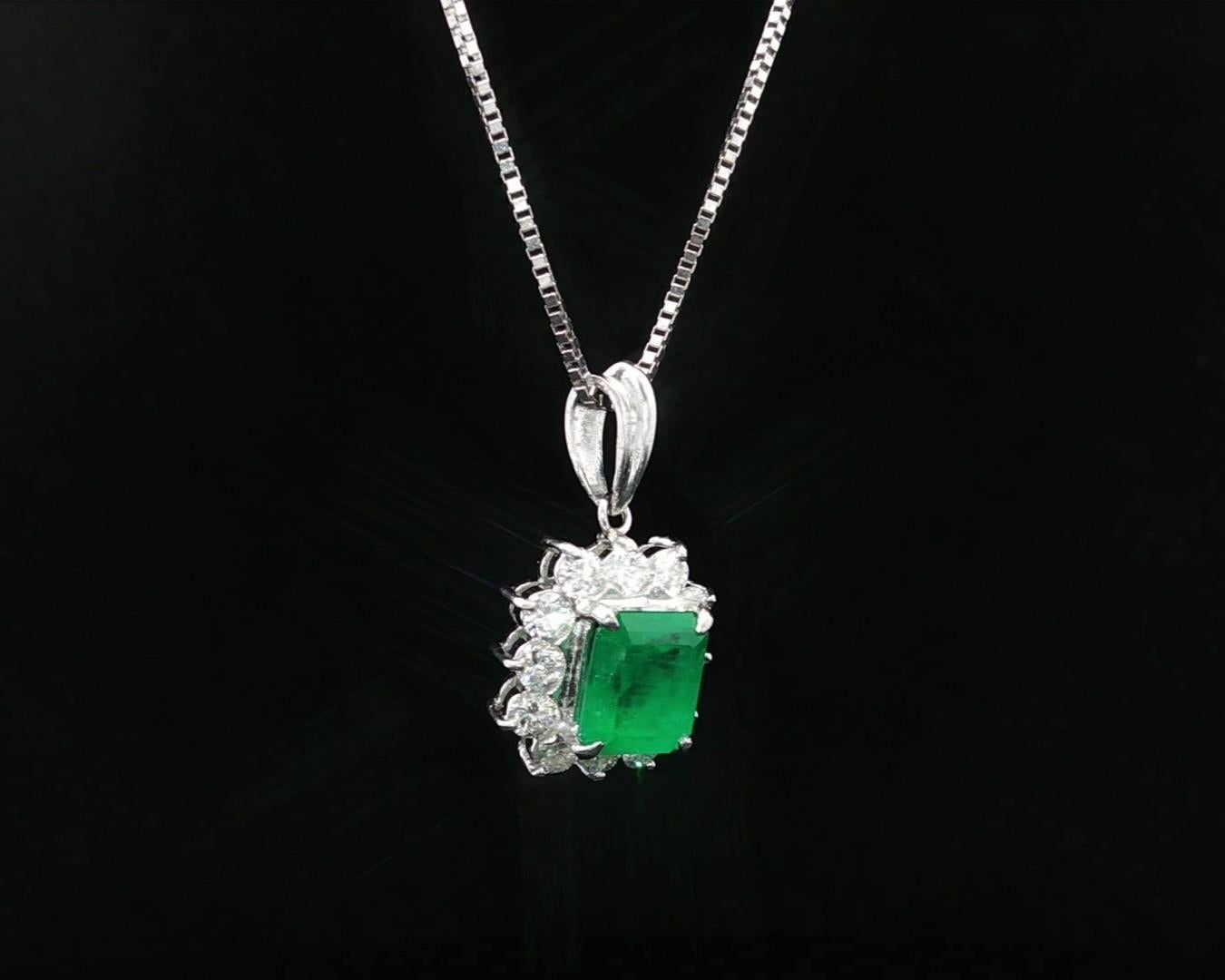 Collar Colgante de Platino y Oro GIA 2.18ctw Esmeralda Colombiana c/ Halo de Diamantes en venta 6