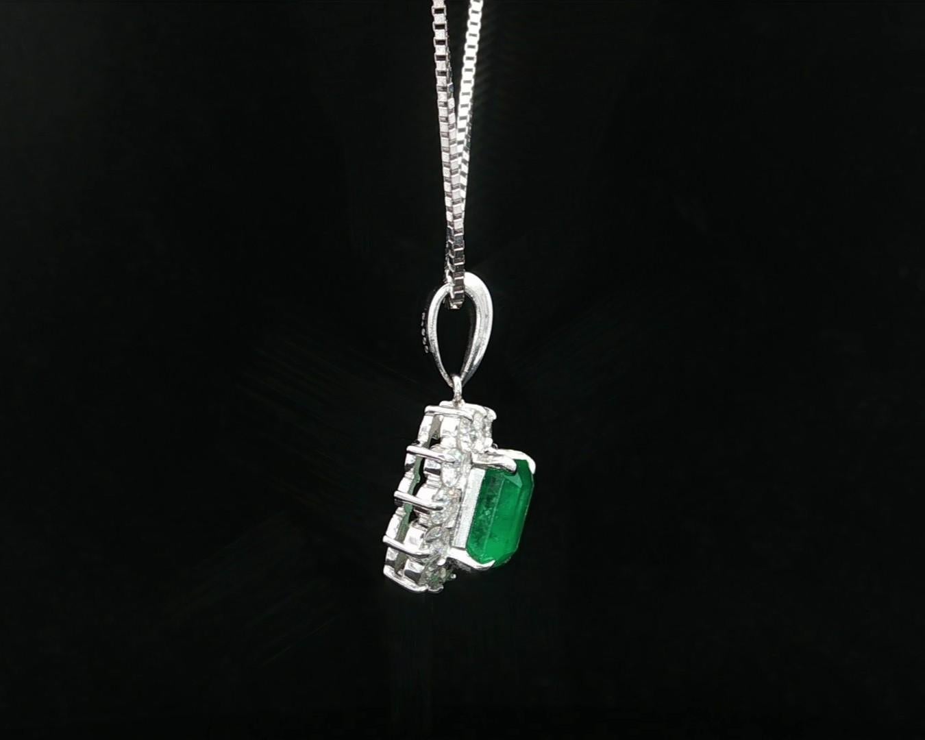 Collar Colgante de Platino y Oro GIA 2.18ctw Esmeralda Colombiana c/ Halo de Diamantes en venta 7