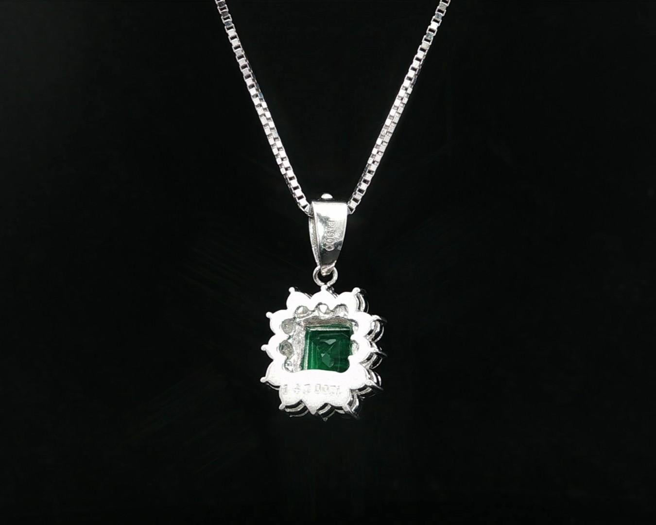 Collar Colgante de Platino y Oro GIA 2.18ctw Esmeralda Colombiana c/ Halo de Diamantes en venta 8