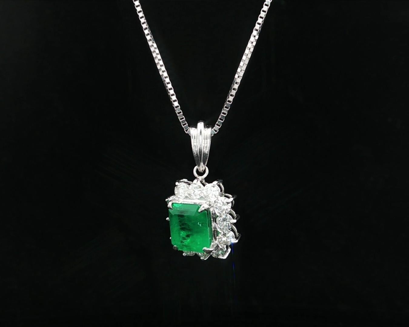 Collar Colgante de Platino y Oro GIA 2.18ctw Esmeralda Colombiana c/ Halo de Diamantes en venta 9