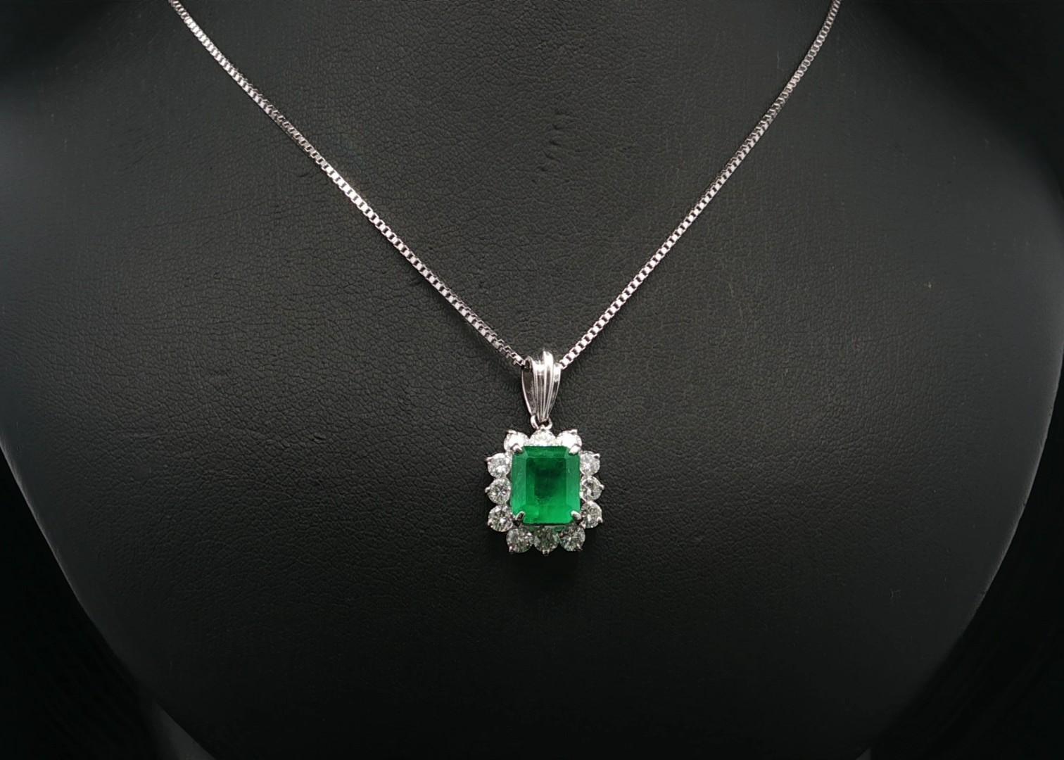 Collar Colgante de Platino y Oro GIA 2.18ctw Esmeralda Colombiana c/ Halo de Diamantes en venta 10