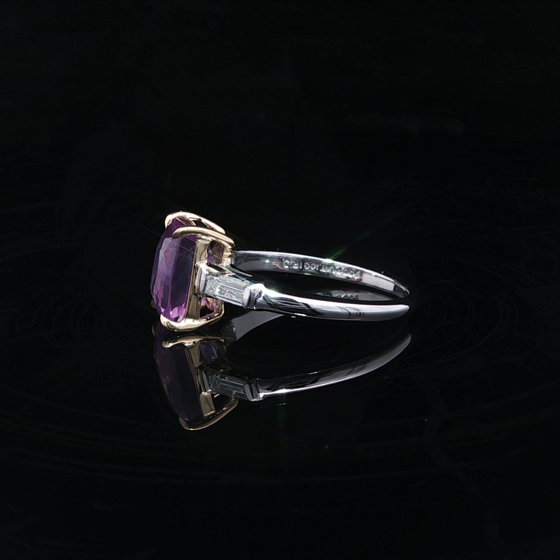 De las mujeres Anillo de diamantes zafiro alargado rosa púrpura sin calor de platino y oro GIA 3,53 ctw en venta