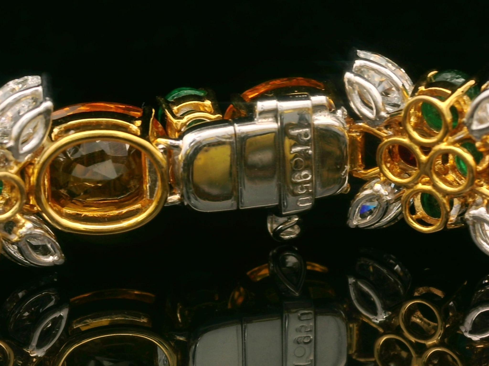 Taille ovale Bracelet fantaisie en platine et or avec 64,4 carats de saphirs, émeraudes, rubis et diamants certifiés GIA en vente