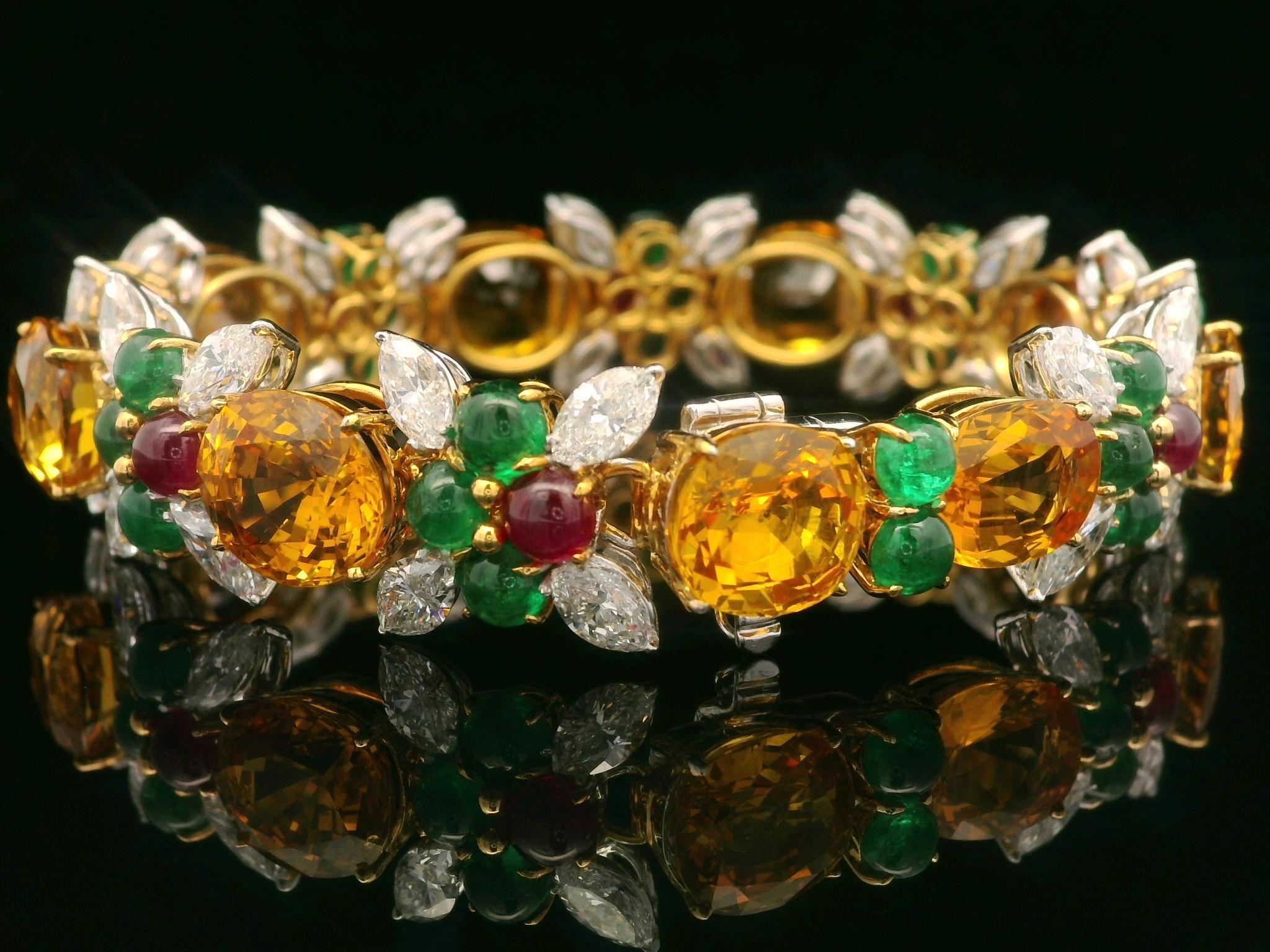 Bracelet fantaisie en platine et or avec 64,4 carats de saphirs, émeraudes, rubis et diamants certifiés GIA Excellent état - En vente à Montclair, NJ