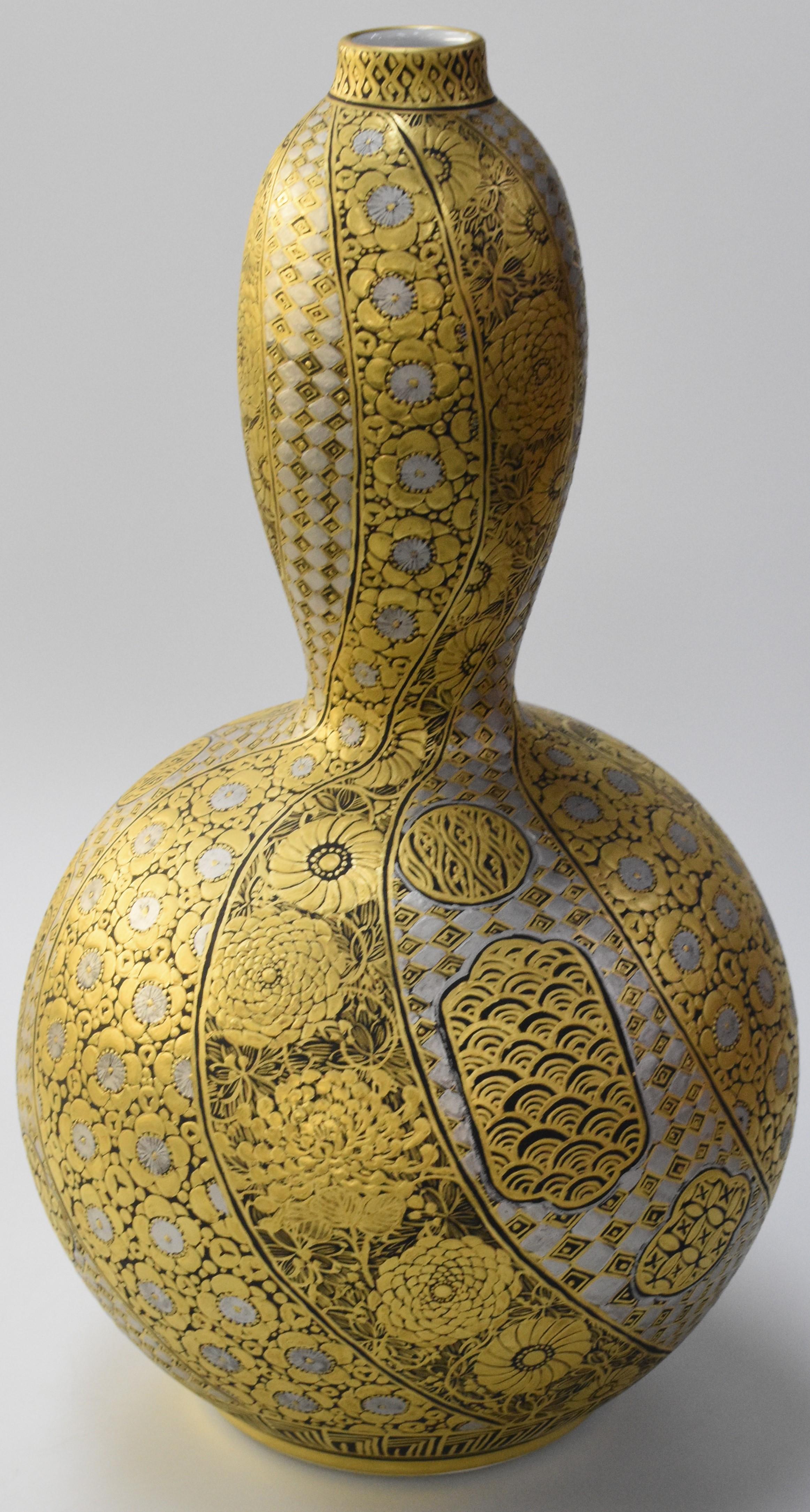 Extraordinary museum-quality Japanese contemporary porcelain vase extremely intricately hand-painted with high purity gold and platinum on a stunning auspicious double gourd porcelain body in black and white, creating mesmerizing flower and