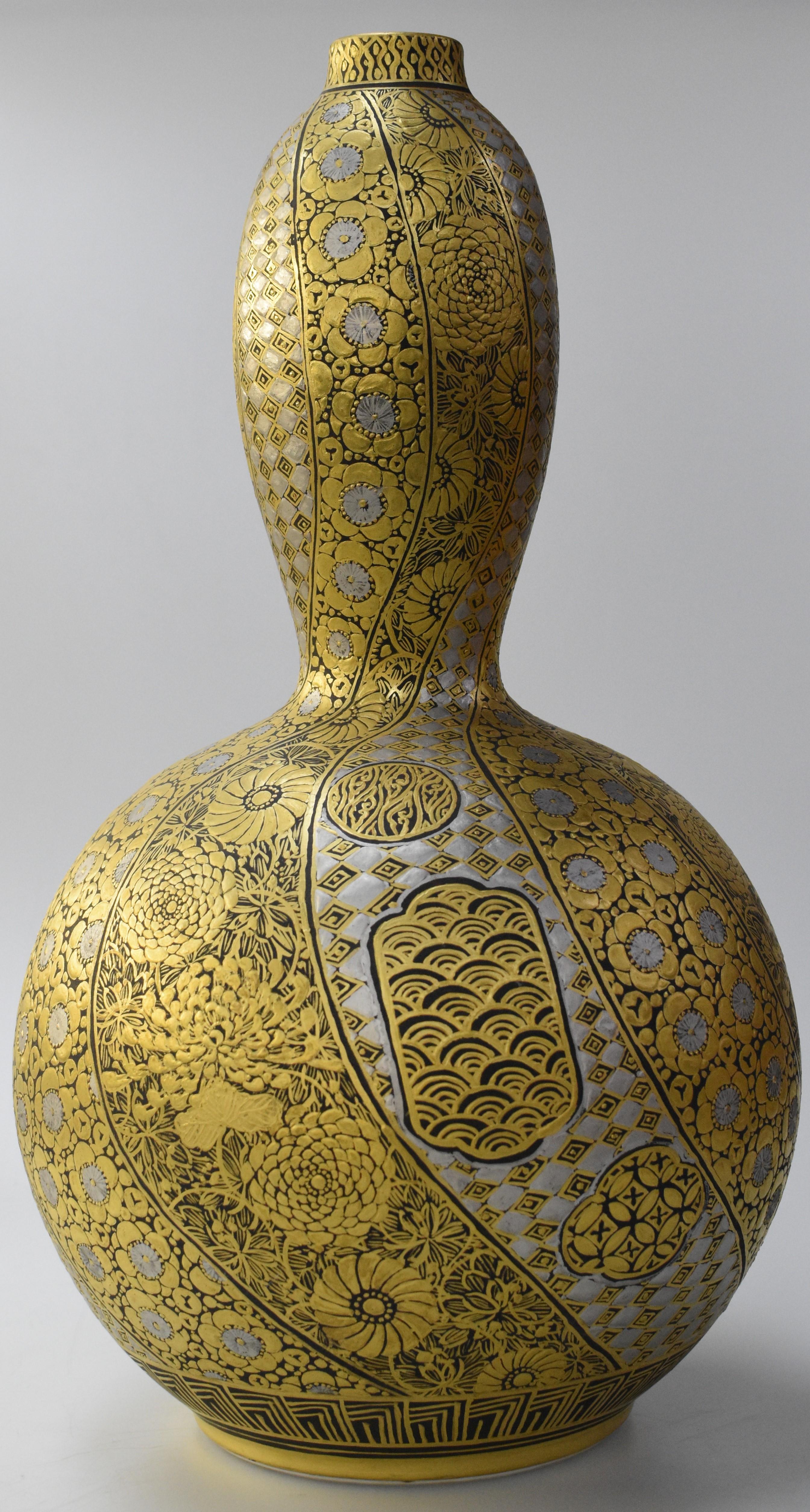 Contemporary Japanese Platinum Gold Porcelain Vase by Master Artist For Sale 1