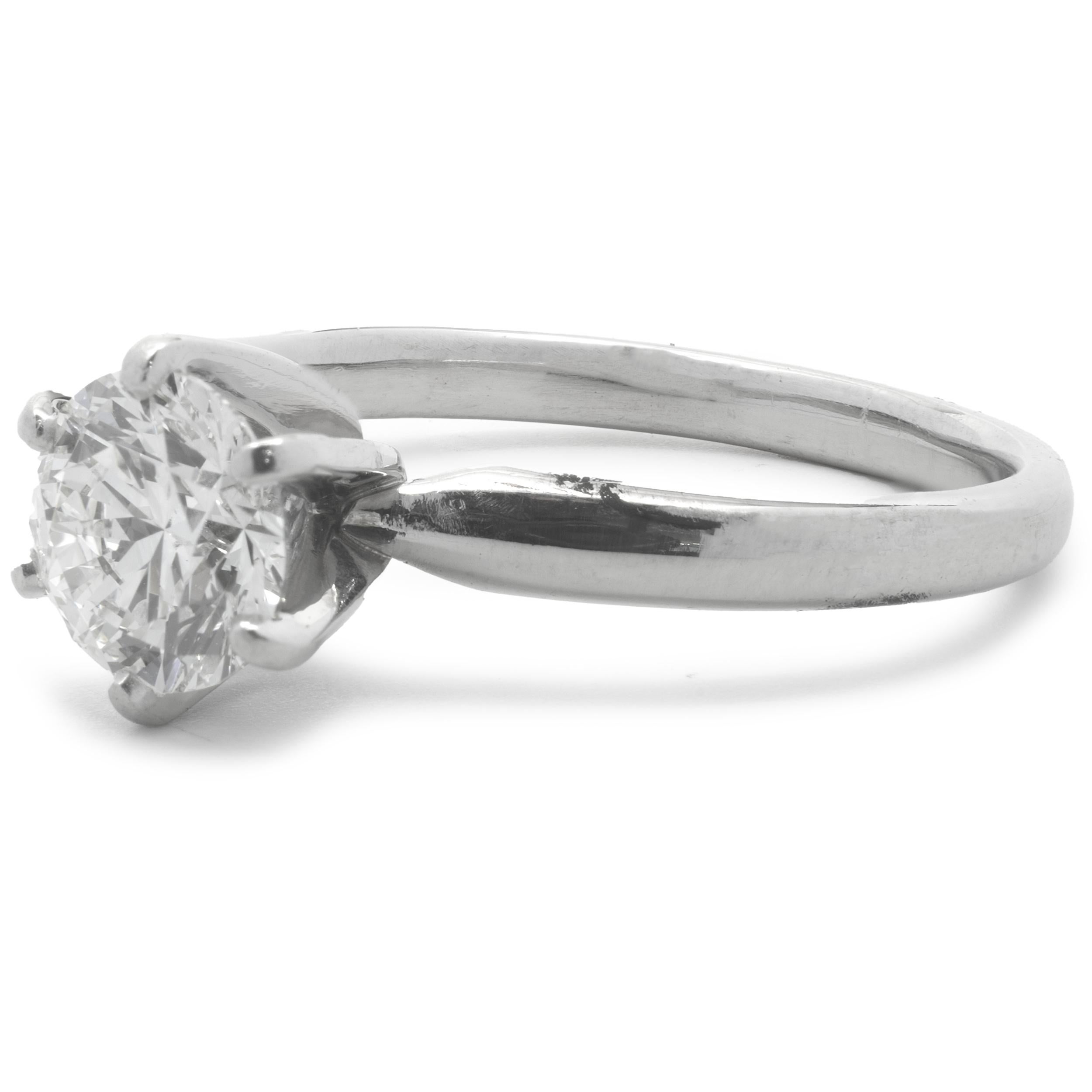 Anello di fidanzamento con diamante rotondo taglio brillante in oro platino In condizioni ottime in vendita a Scottsdale, AZ