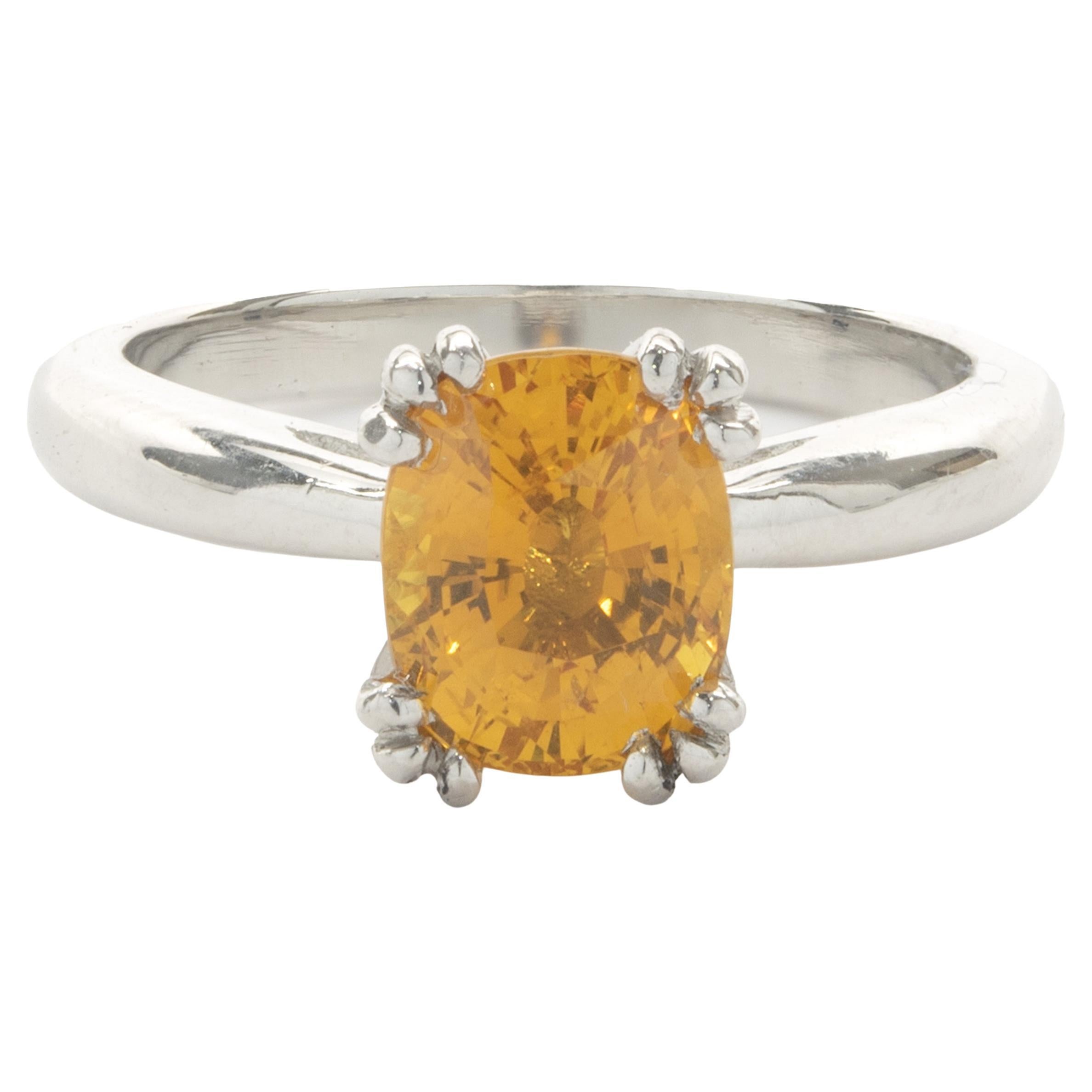 Platin Solitär-Ring mit goldenem Saphir im Angebot