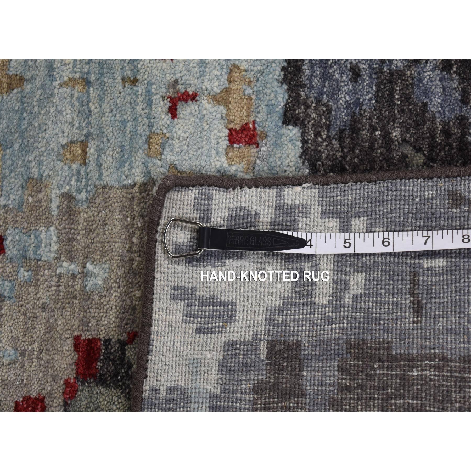Tappeto orientale in pura lana annodato a mano con disegno astratto grigio platino. in vendita 4