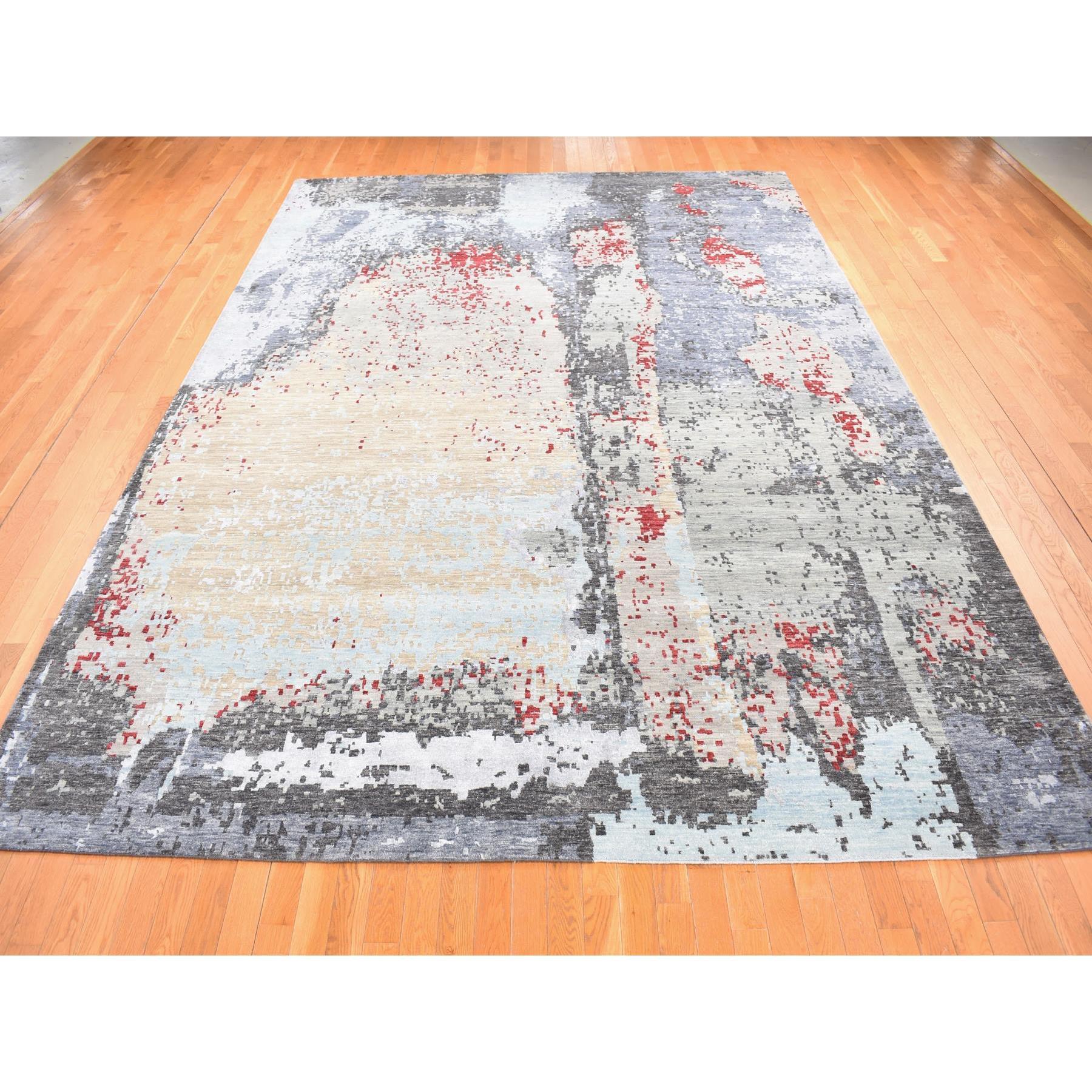 Moderno Tappeto orientale in pura lana annodato a mano con disegno astratto grigio platino. in vendita