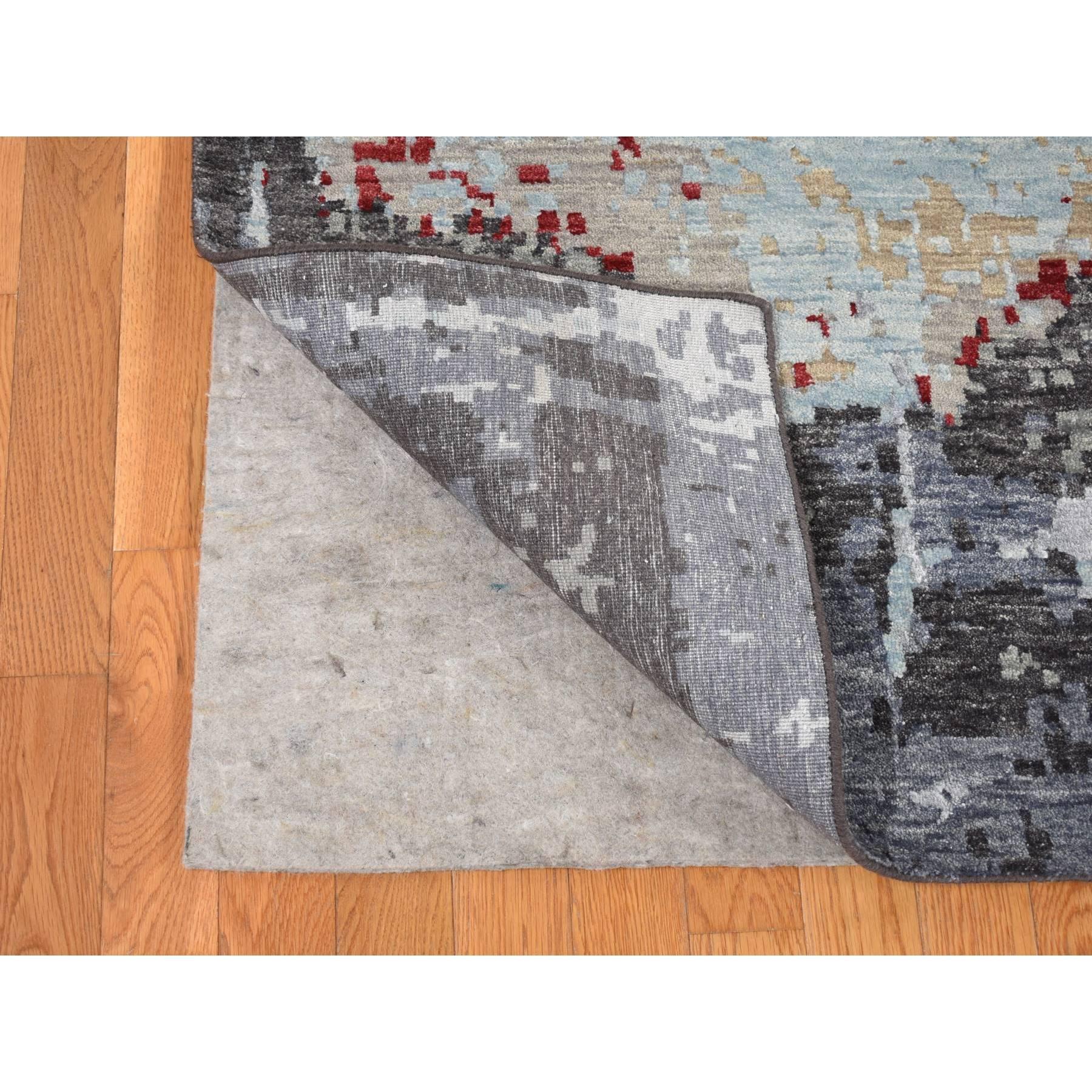 Annodato a mano Tappeto orientale in pura lana annodato a mano con disegno astratto grigio platino. in vendita