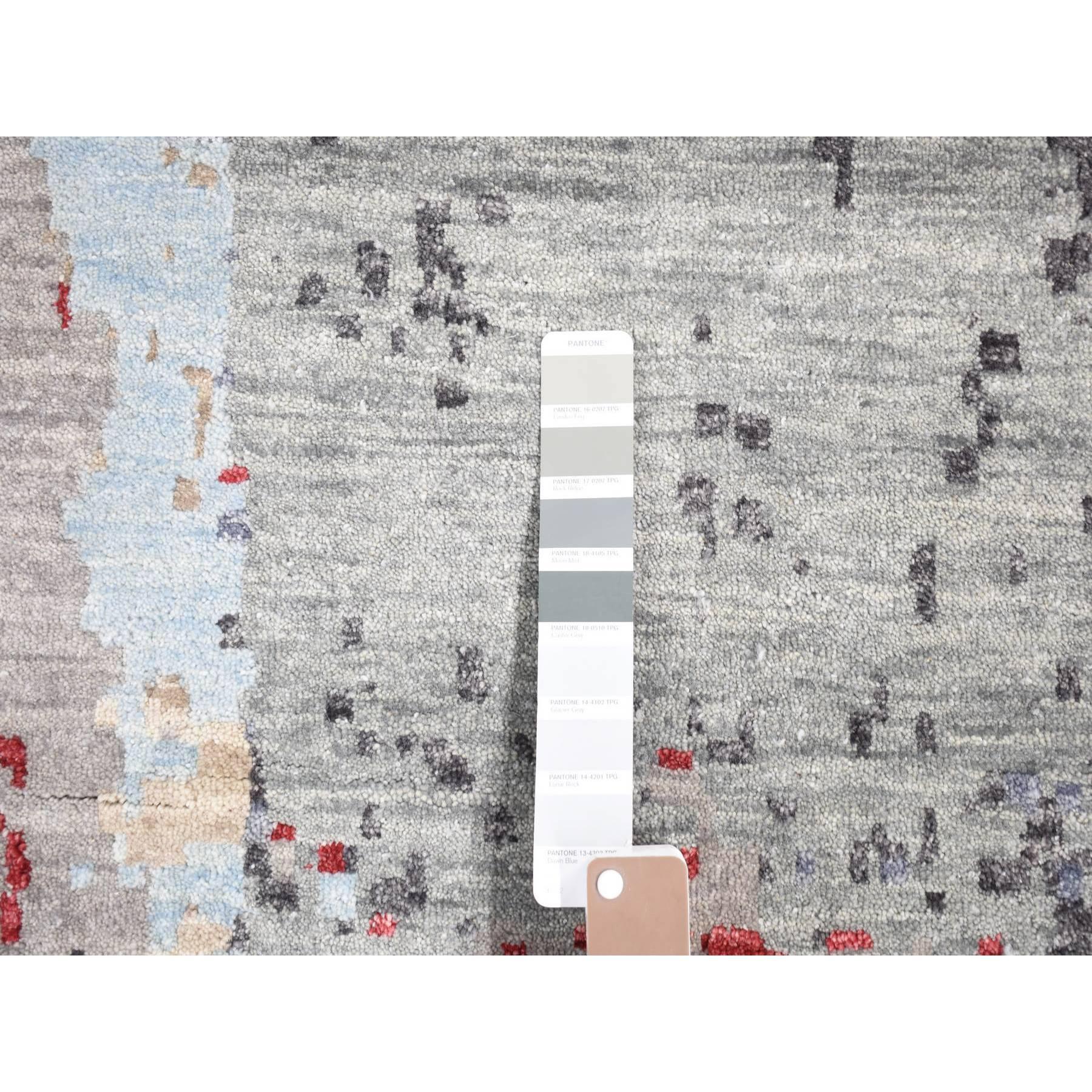 Lana Tappeto orientale in pura lana annodato a mano con disegno astratto grigio platino. in vendita