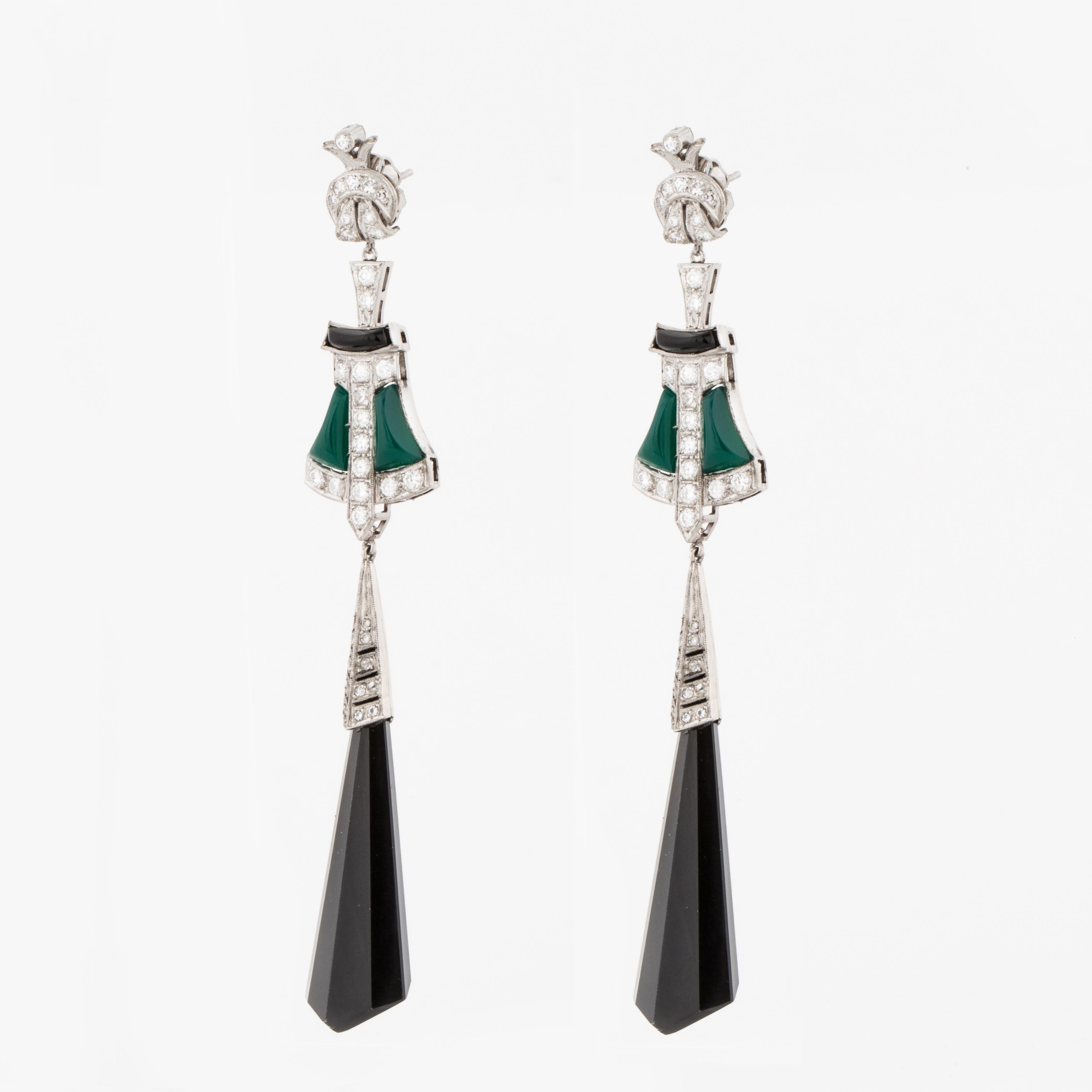 Platinum Green and Black Onyx Dangle Drop Earrings In Good Condition For Sale In Houston, TX