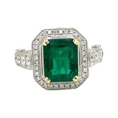Anello in platino con diamante verde smeraldo a raggiera 5,68 carati