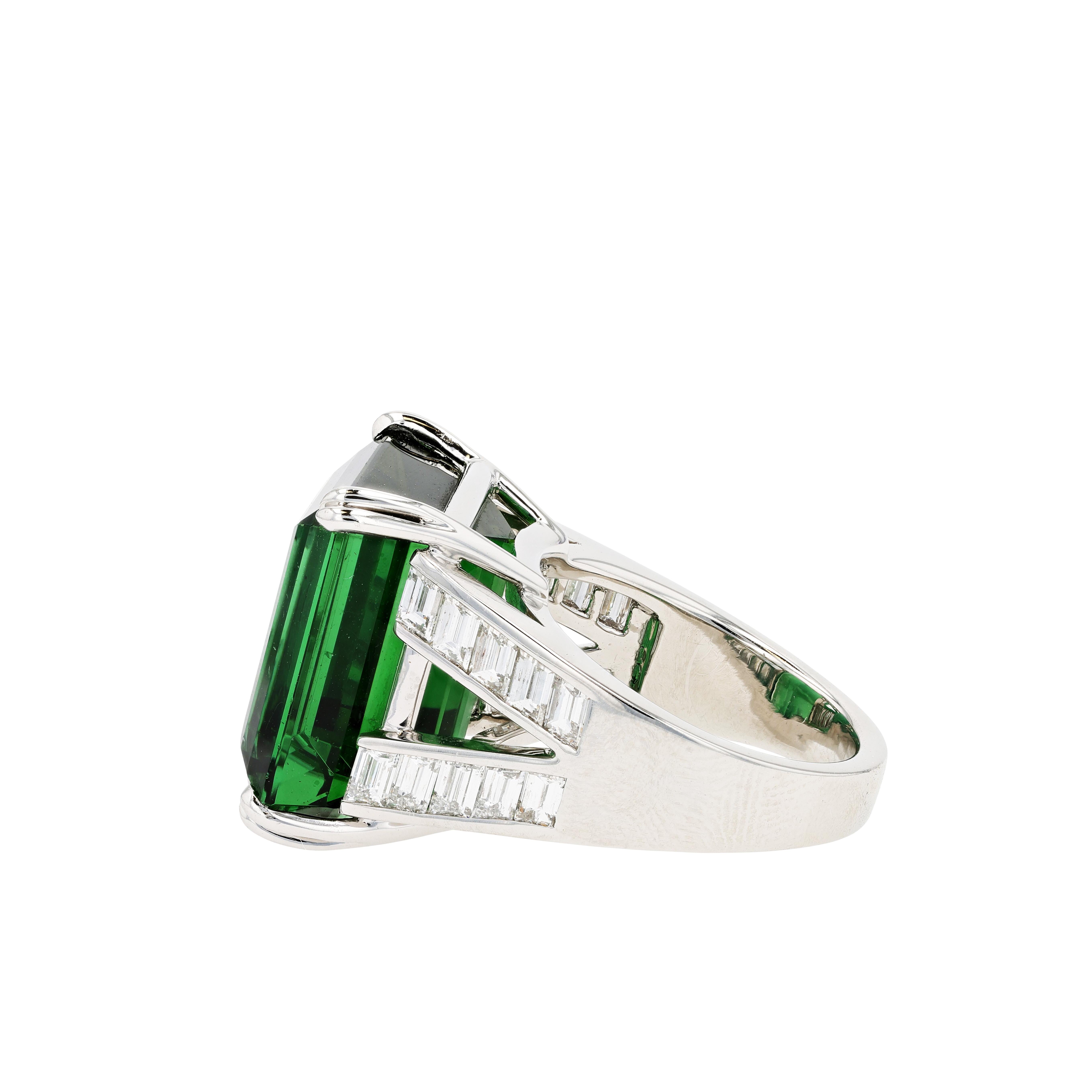 Bague en platine, tourmaline verte et diamant.

Cette bague de cocktail est centrée sur une tourmaline verte de 11,90 carats d'une clarté et d'une homogénéité de couleur exceptionnelles. Les épaules de la bague sont serties de baguettes totalisant