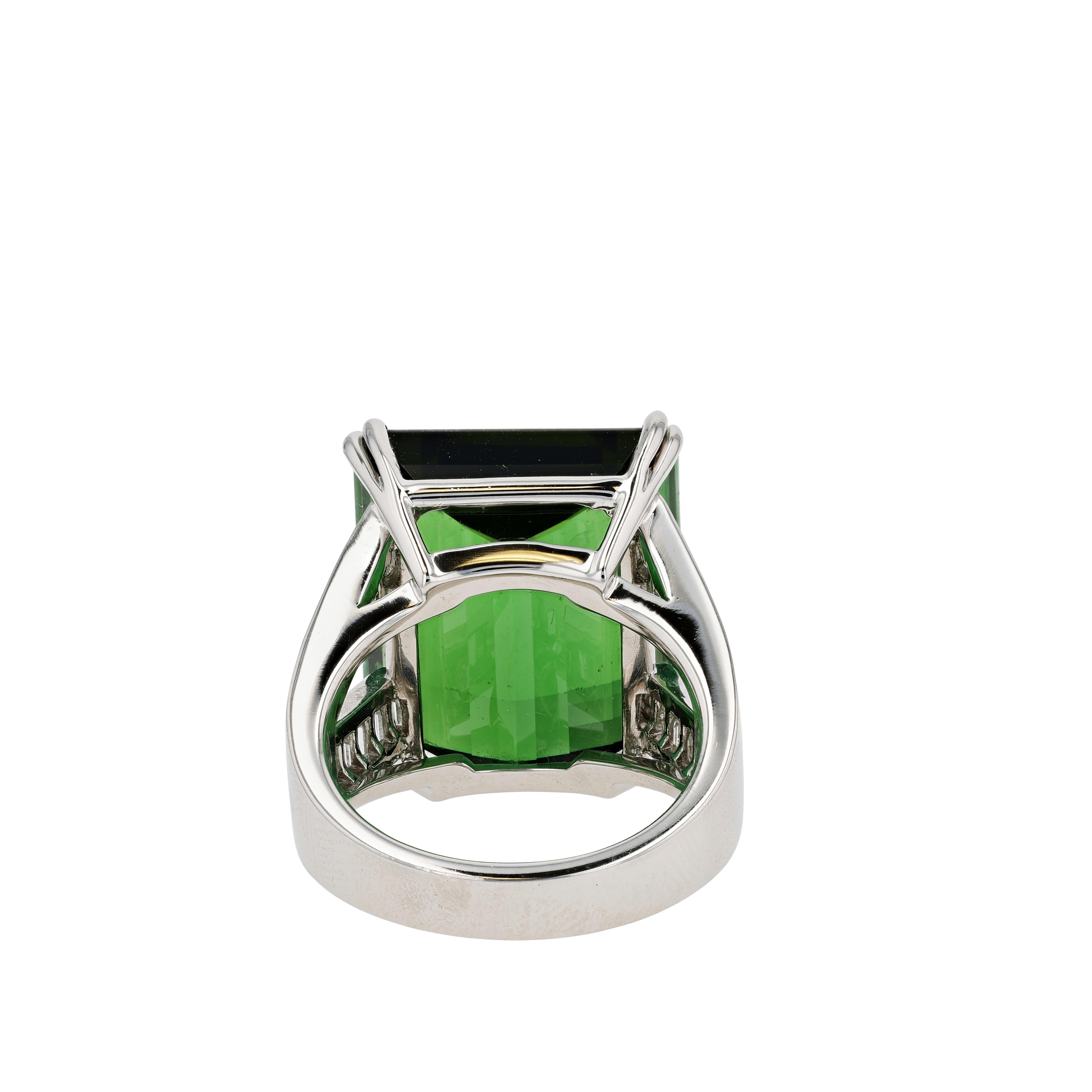 Contemporain Bague en platine, tourmaline verte et diamant en vente