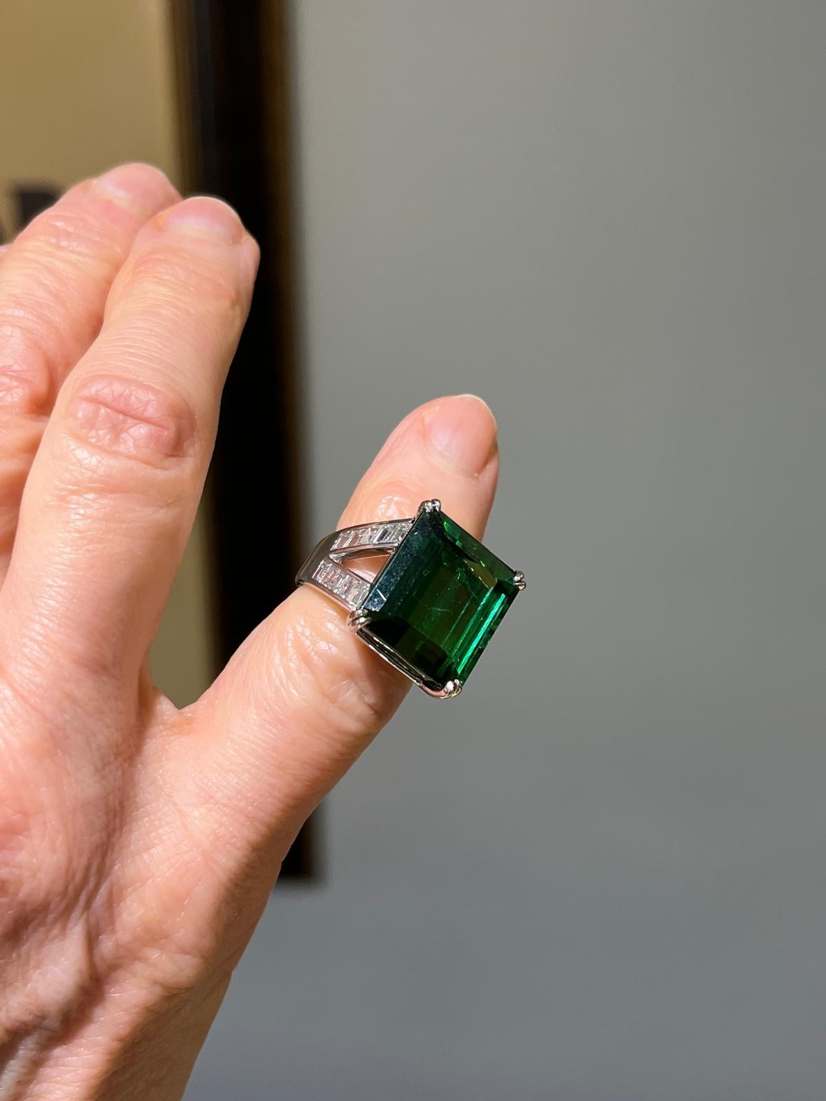 Taille baguette Bague en platine, tourmaline verte et diamant en vente