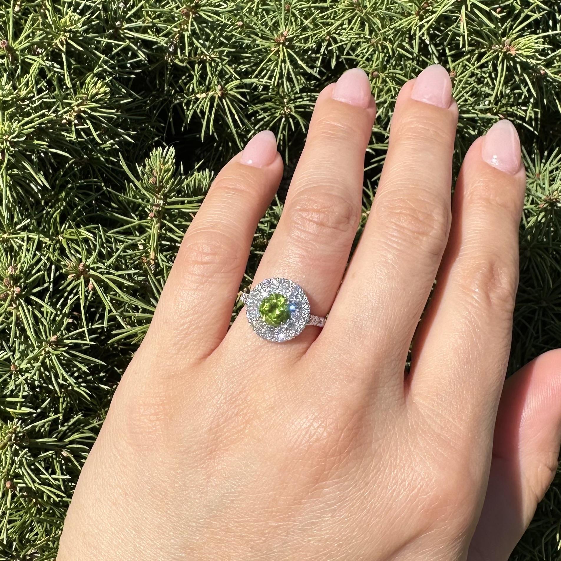 Bague double halo en platine GRS 2.29ctw Green Demantoid Garnet Diamond en vente 11