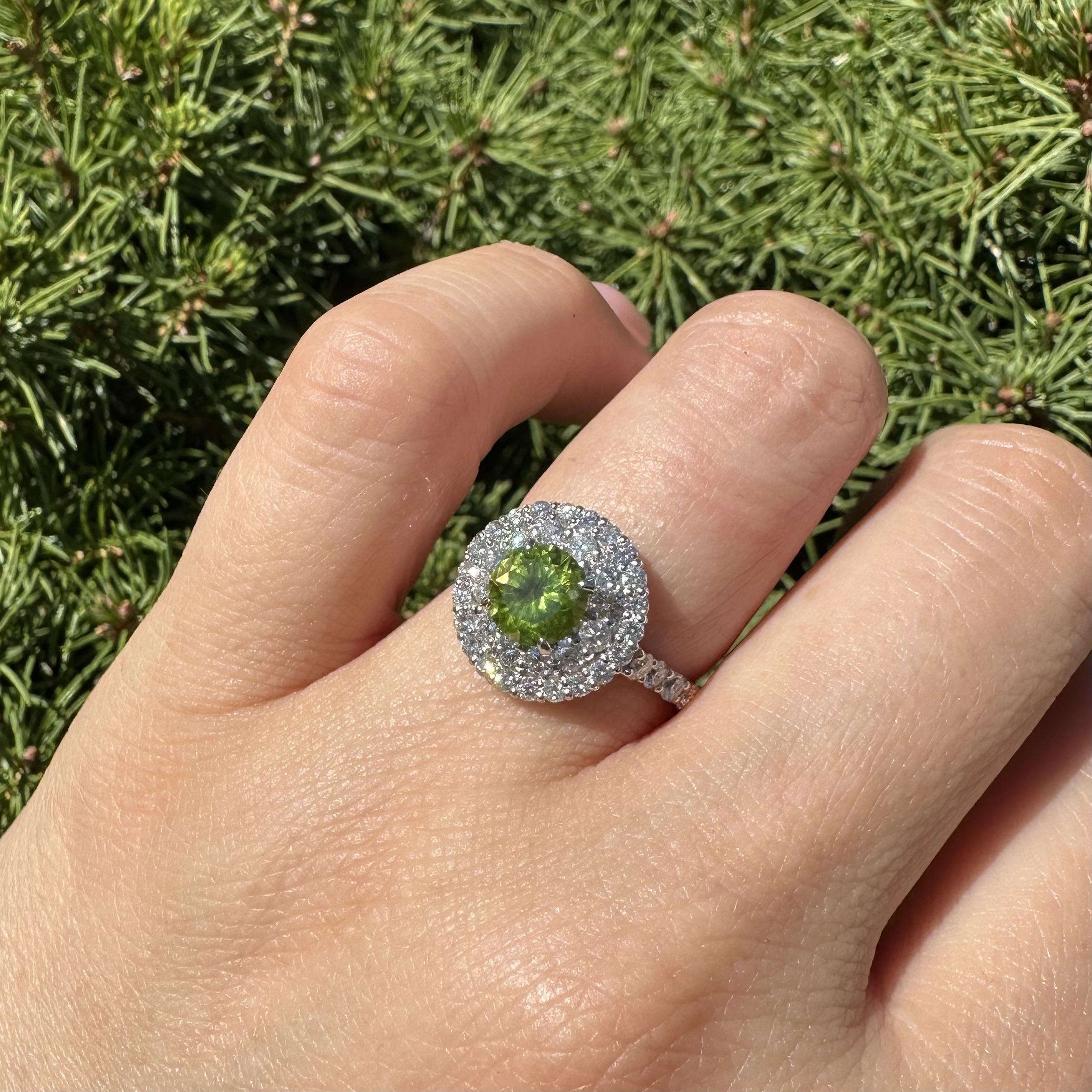 Bague double halo en platine GRS 2.29ctw Green Demantoid Garnet Diamond en vente 12