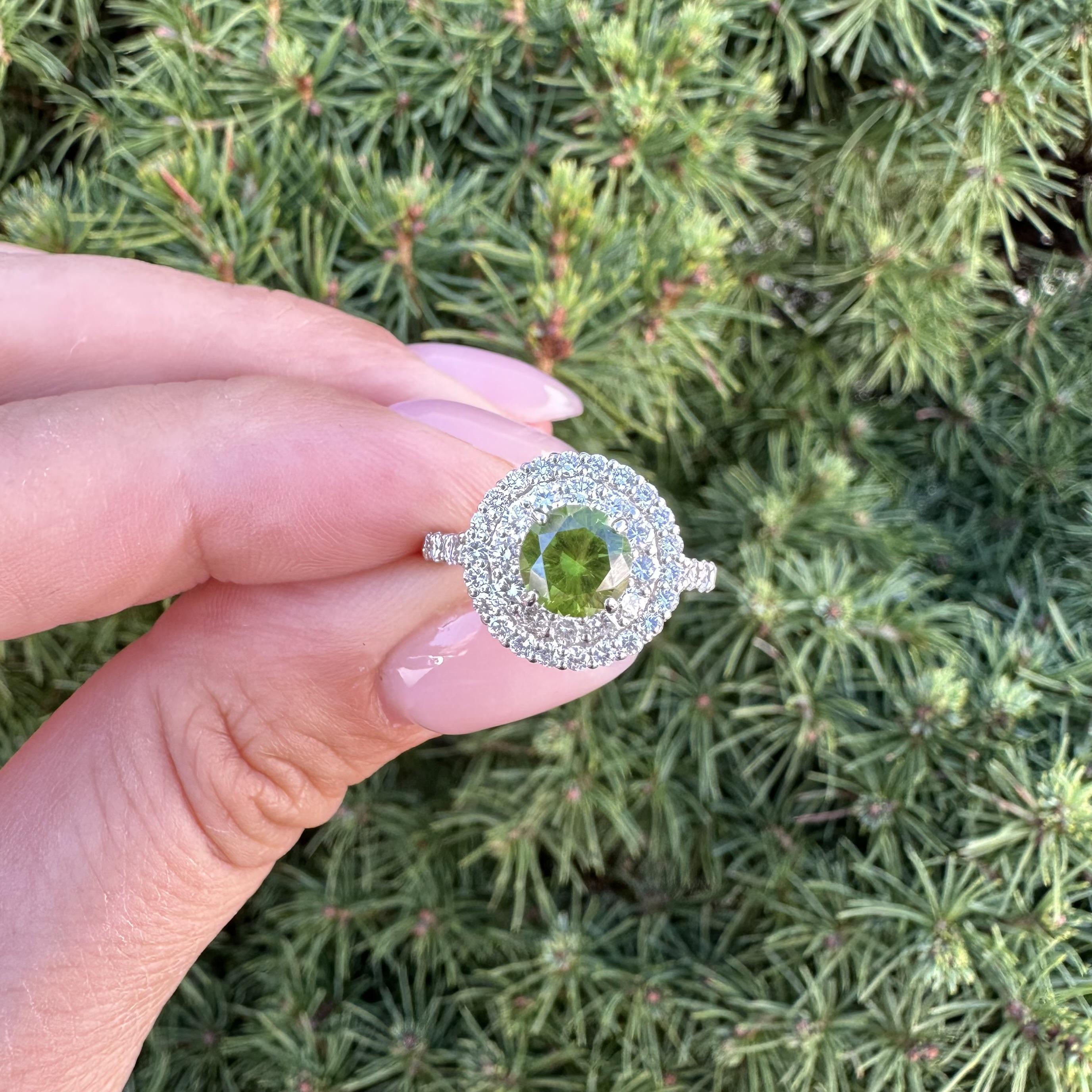 Bague double halo en platine GRS 2.29ctw Green Demantoid Garnet Diamond en vente 13