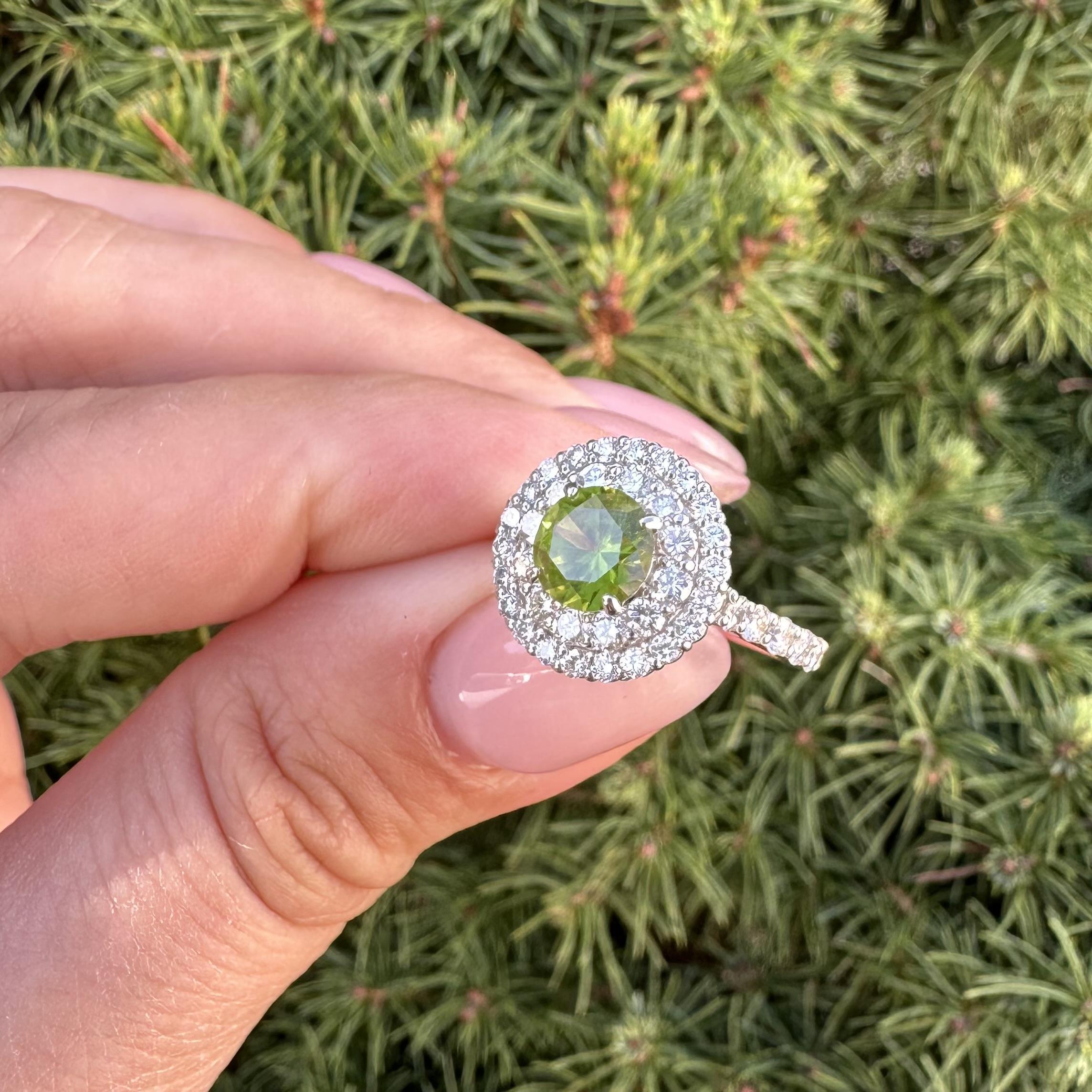 Bague double halo en platine GRS 2.29ctw Green Demantoid Garnet Diamond en vente 14