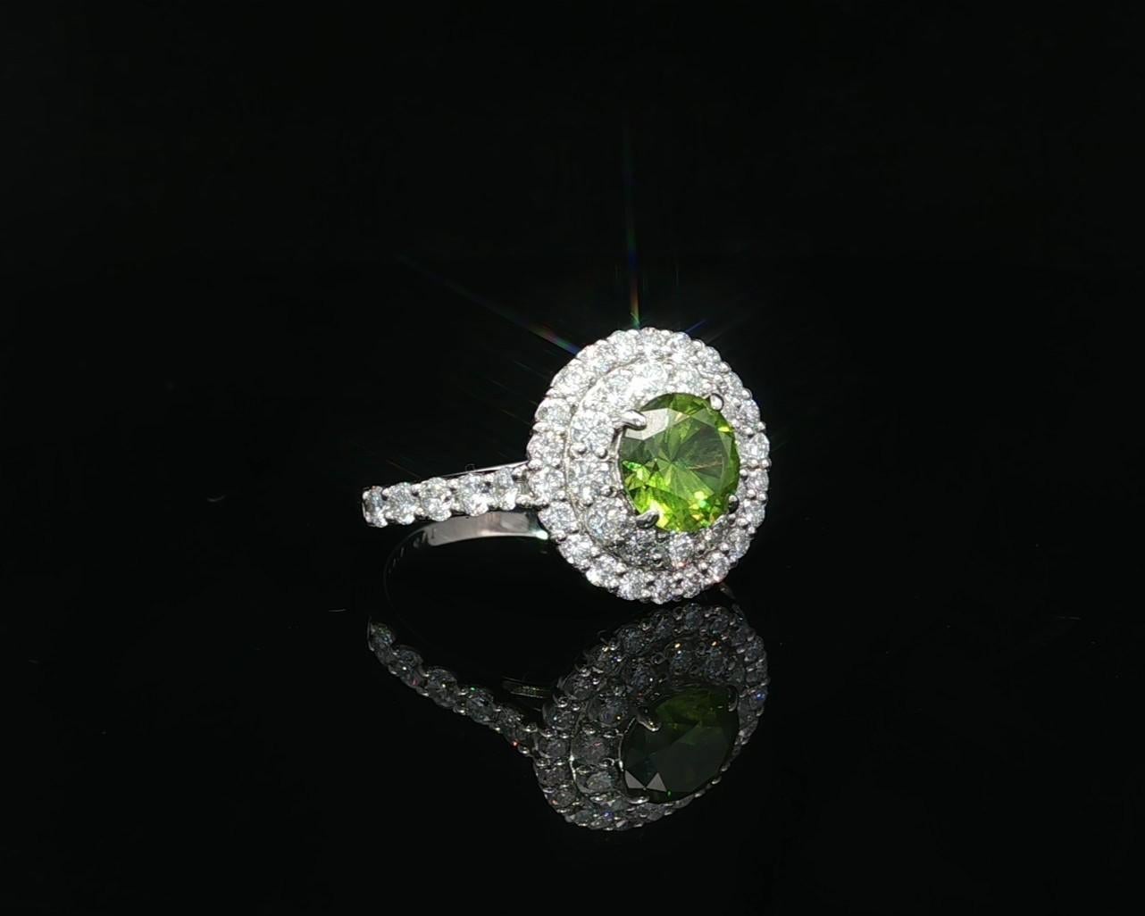 Bague double halo en platine GRS 2.29ctw Green Demantoid Garnet Diamond Pour femmes en vente