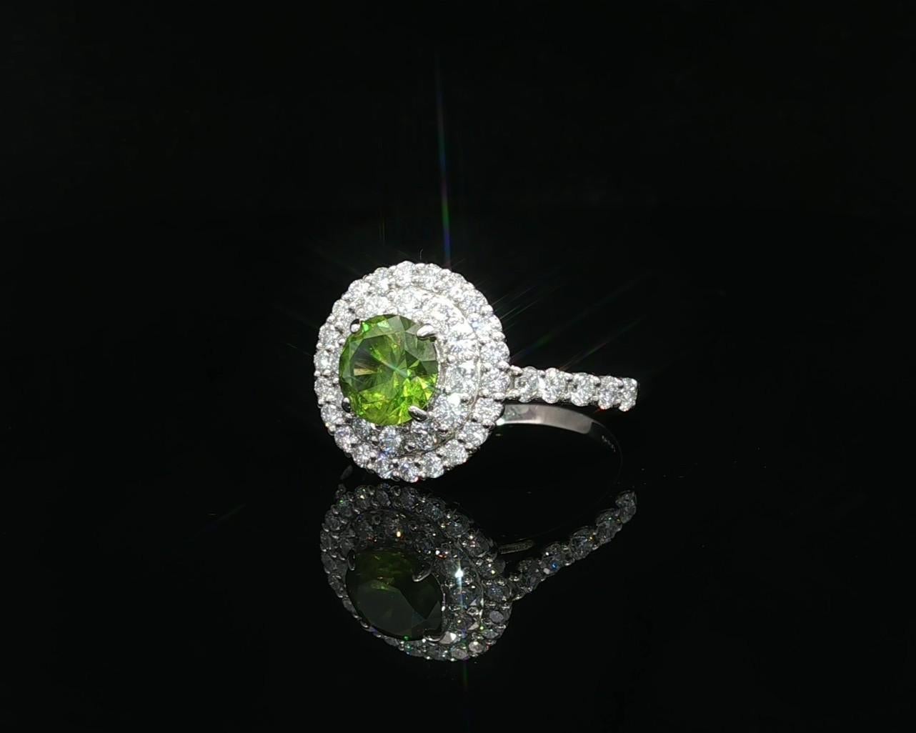 Bague double halo en platine GRS 2.29ctw Green Demantoid Garnet Diamond en vente 1