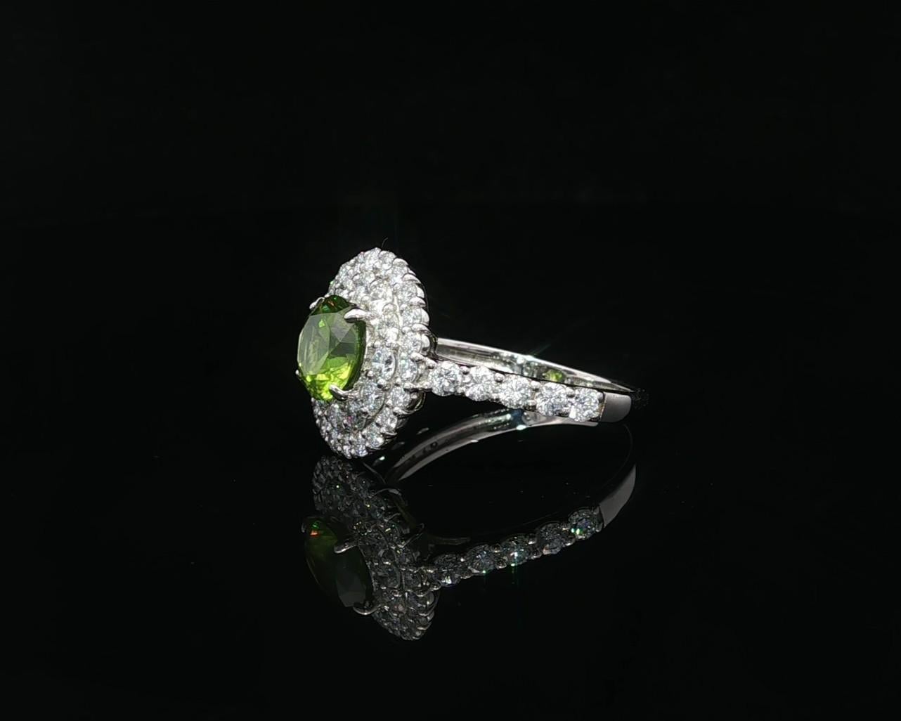 Bague double halo en platine GRS 2.29ctw Green Demantoid Garnet Diamond en vente 2