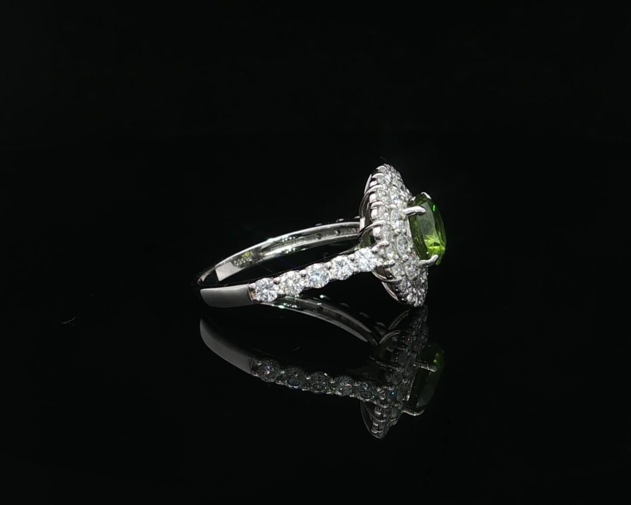 Bague double halo en platine GRS 2.29ctw Green Demantoid Garnet Diamond en vente 3
