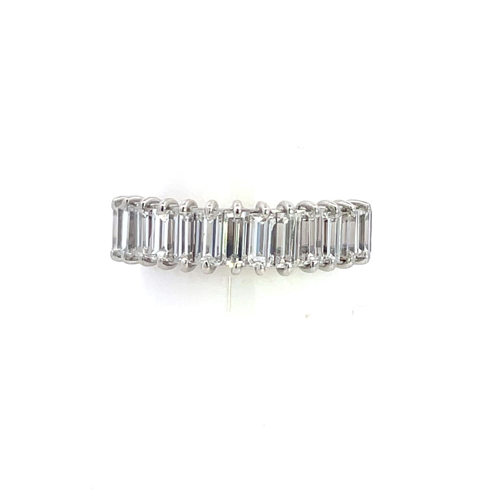 Peso del platino 4,4 g
Diamante Baguette a mezza eternità da 0,65 ct circa  
Anello misura 7,75