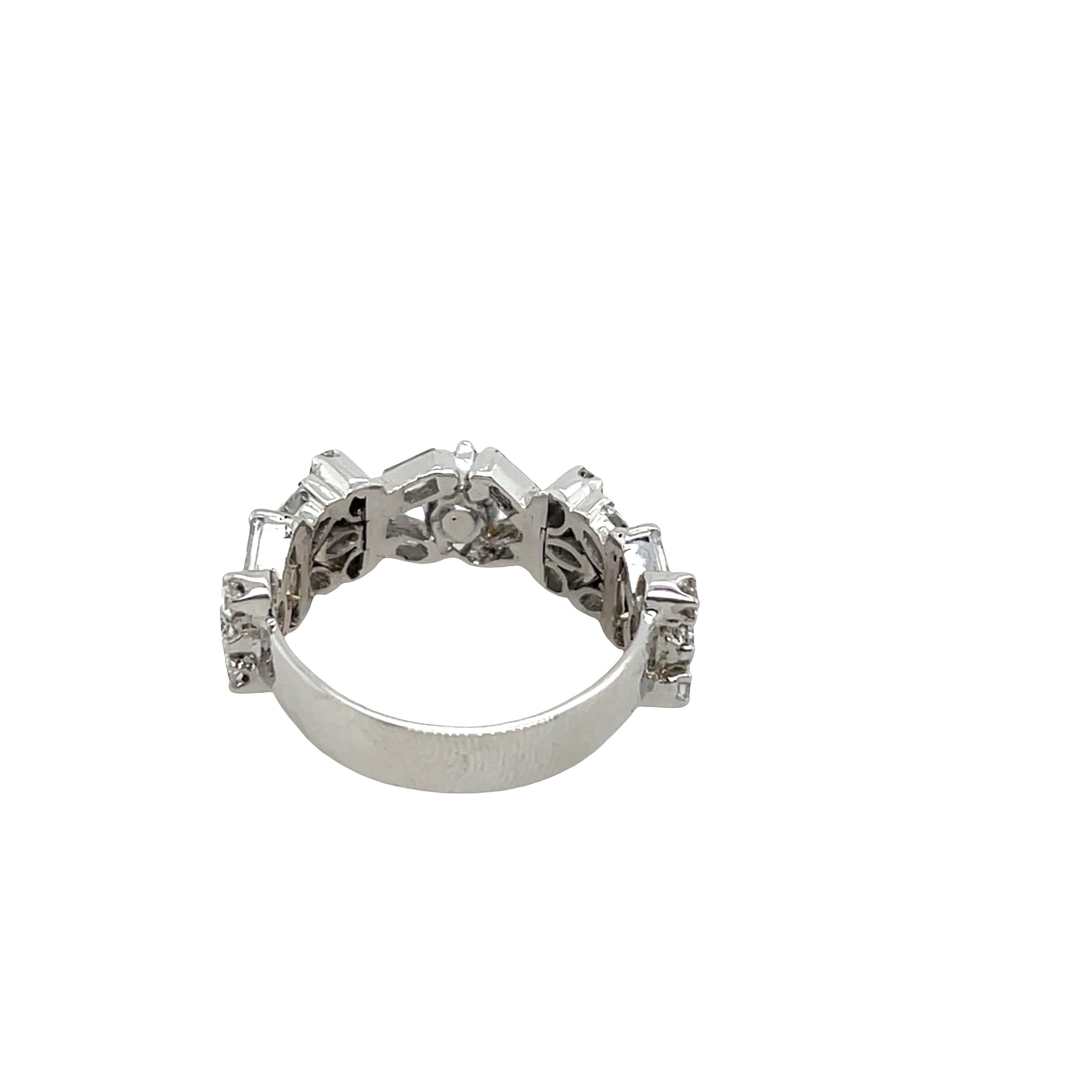 Une élégante demi-bague d'éternité fabriquée à la main en platine, sertie d'un mélange unique de diamants naturels totalisant 1,35 ct. Le design présente une belle combinaison de diamants ronds de taille brillante, marquise et baguette, créant un