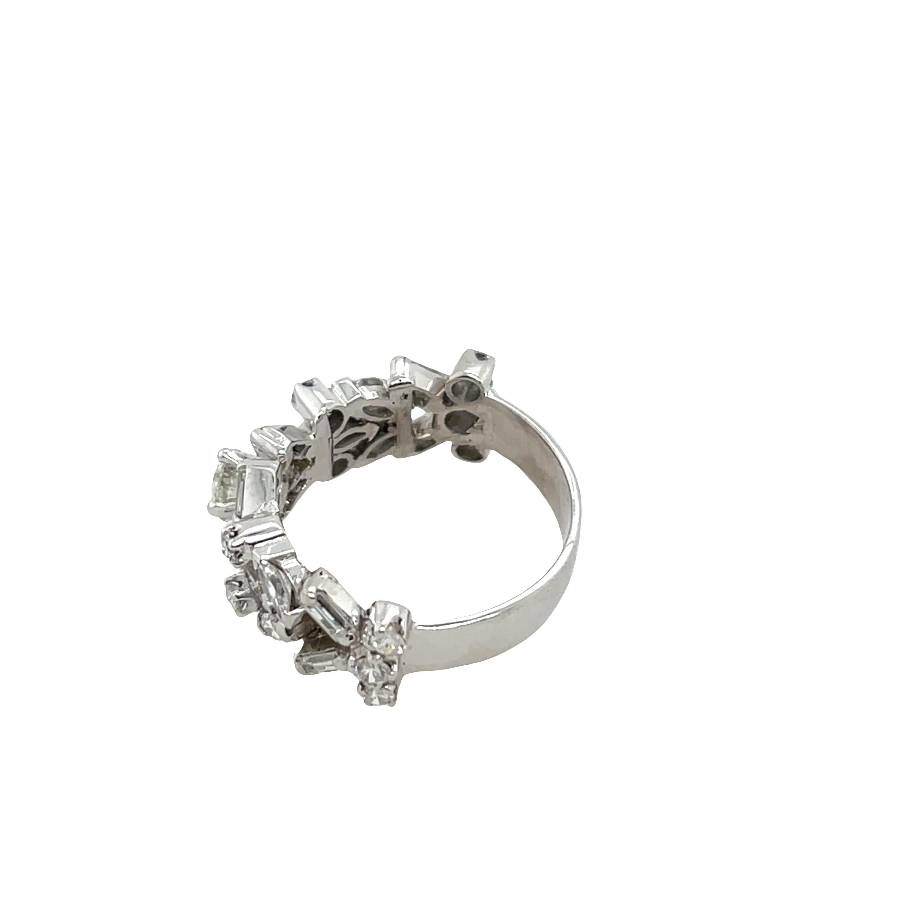 Taille ronde Bague demi-éternité en platine, sertie de 1,35 ct de diamants naturels en vente